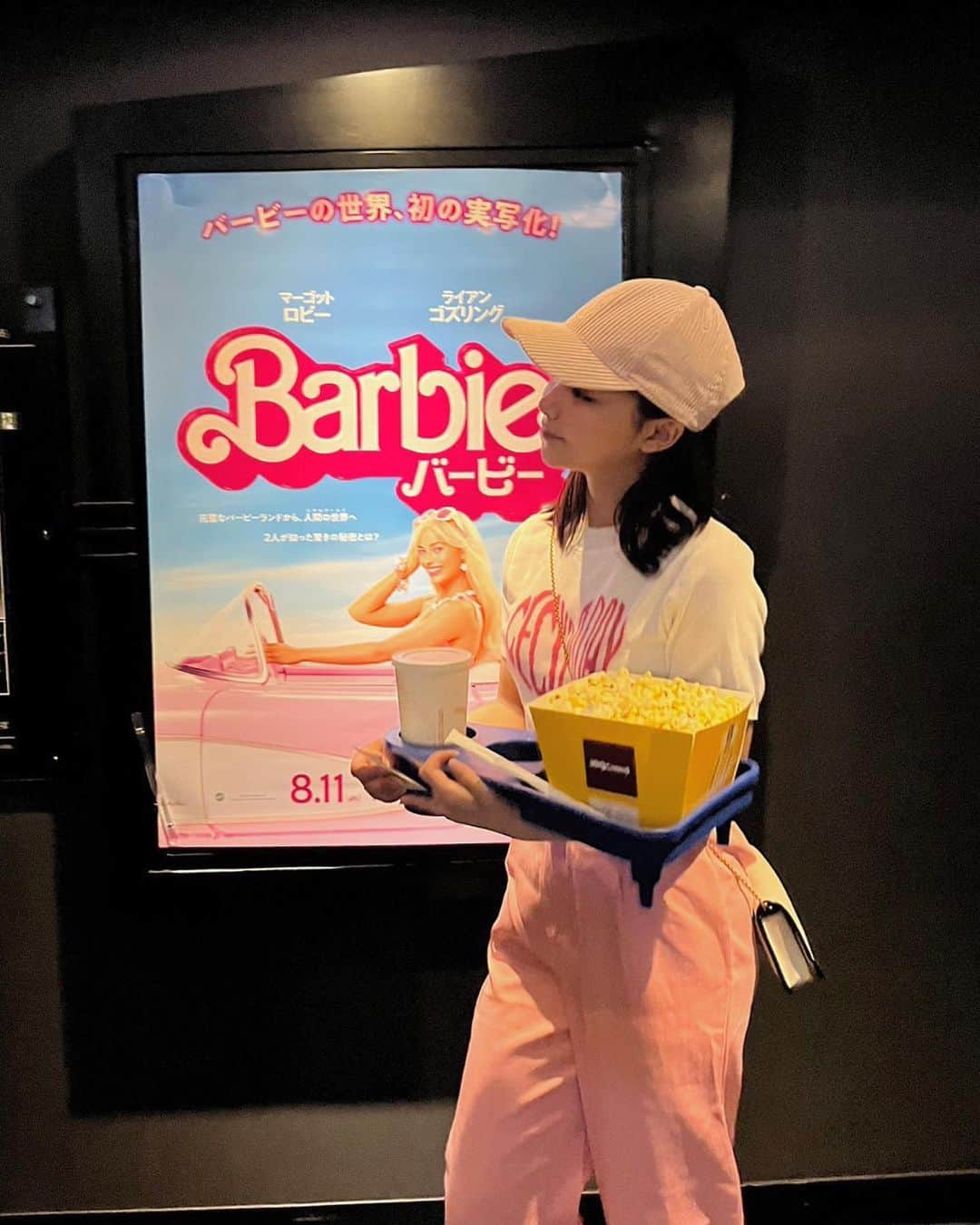 宮崎あみささんのインスタグラム写真 - (宮崎あみさInstagram)「海外でバービーの映画観る時ピンクのコーデで行くのが流行ってるらしくて、従姉妹とお姉ちゃんの3人でピンクの格好していった😂  #barbie」8月23日 20時30分 - miyazaki_aa