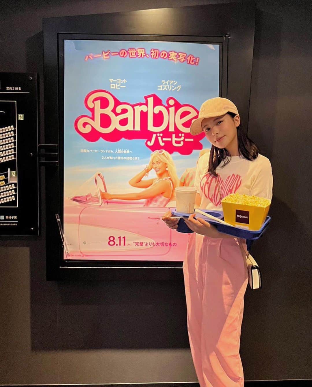 宮崎あみささんのインスタグラム写真 - (宮崎あみさInstagram)「海外でバービーの映画観る時ピンクのコーデで行くのが流行ってるらしくて、従姉妹とお姉ちゃんの3人でピンクの格好していった😂  #barbie」8月23日 20時30分 - miyazaki_aa