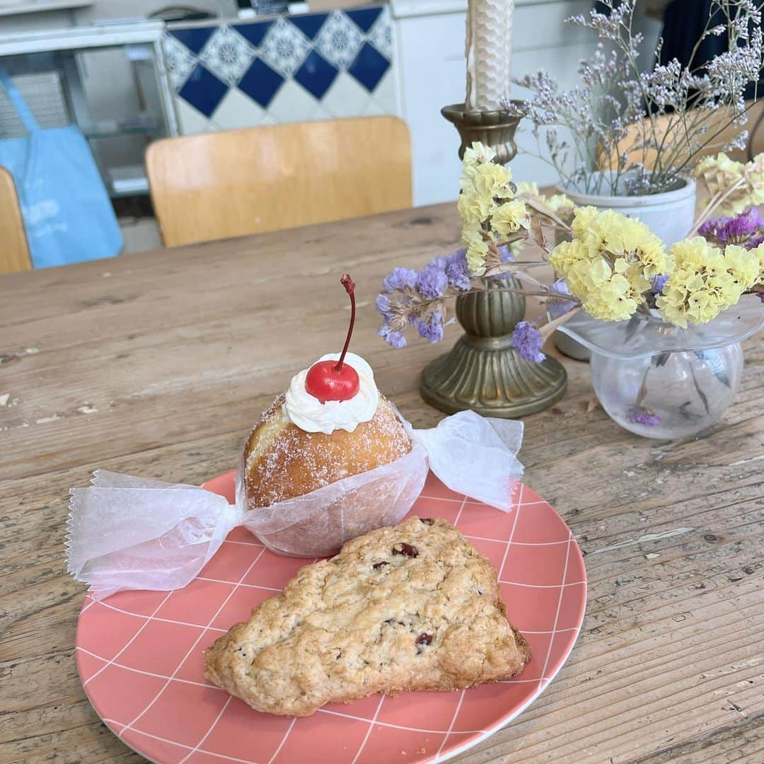 夏井さらさんのインスタグラム写真 - (夏井さらInstagram)「🍒🍩🤍  絶対に食べたかったさくらんぼが乗っかっているドーナツ🫧 @chigaya_kuramae   食べれて満足＾＾＾＾♡  . . . #蔵前カフェ #蔵前グルメ #ドーナツ屋さん #フレンチガーリー #フレンチガーリーコーデ #つけ袖 #vannie_u」8月23日 20時32分 - sara_natsui