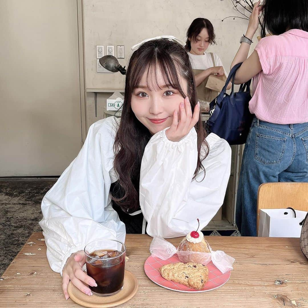 夏井さらさんのインスタグラム写真 - (夏井さらInstagram)「🍒🍩🤍  絶対に食べたかったさくらんぼが乗っかっているドーナツ🫧 @chigaya_kuramae   食べれて満足＾＾＾＾♡  . . . #蔵前カフェ #蔵前グルメ #ドーナツ屋さん #フレンチガーリー #フレンチガーリーコーデ #つけ袖 #vannie_u」8月23日 20時32分 - sara_natsui