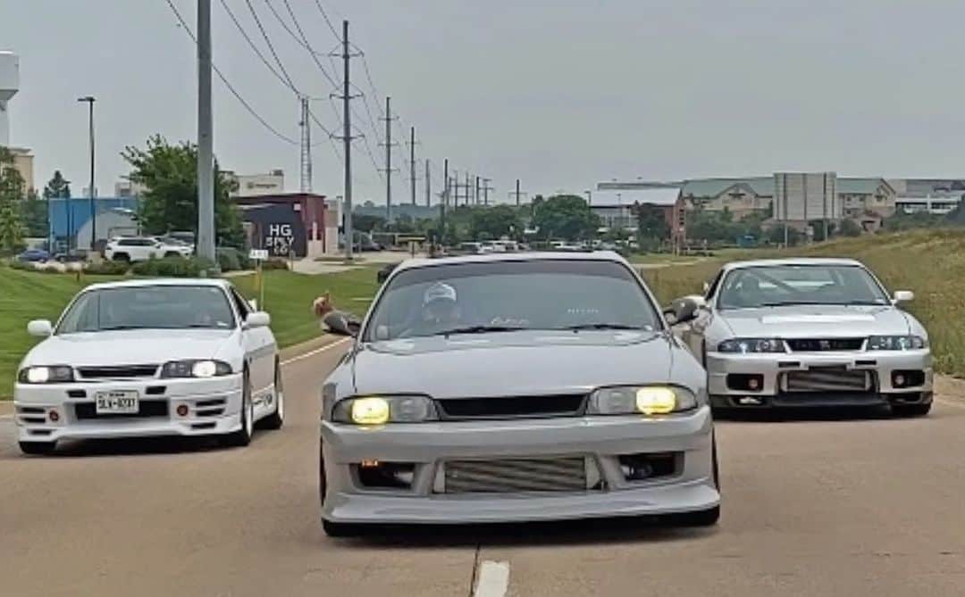 スティーブのインスタグラム：「Nissan skyline R33 x 3 = a rare sighting anywhere even in Japan let alone in Texas!! Video of this epic day is on Steve’s pov YouTube. 日本の日産スカイラインアメリカで3台一緒に走らせてみた動画見ました⁉️スティーブ的視点のチャンネルをチェックしてね photo by @kimwong_77」
