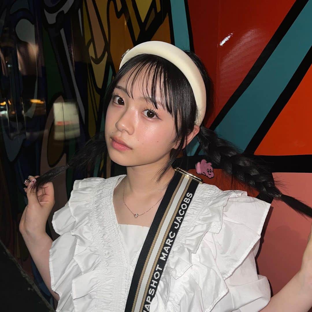 ひまひまチャンネルのインスタグラム：「💽💽💽  なんだか可愛い壁があったから撮ってみた💞  この日はメイク濃いめ👊🏻  4枚目のめっちゃ微妙な顔はパパに「ちゃんと足までうつってる、？」って確認してる顔です笑    #ひまひまチャンネル #ひまひま #フォトジェ壁」