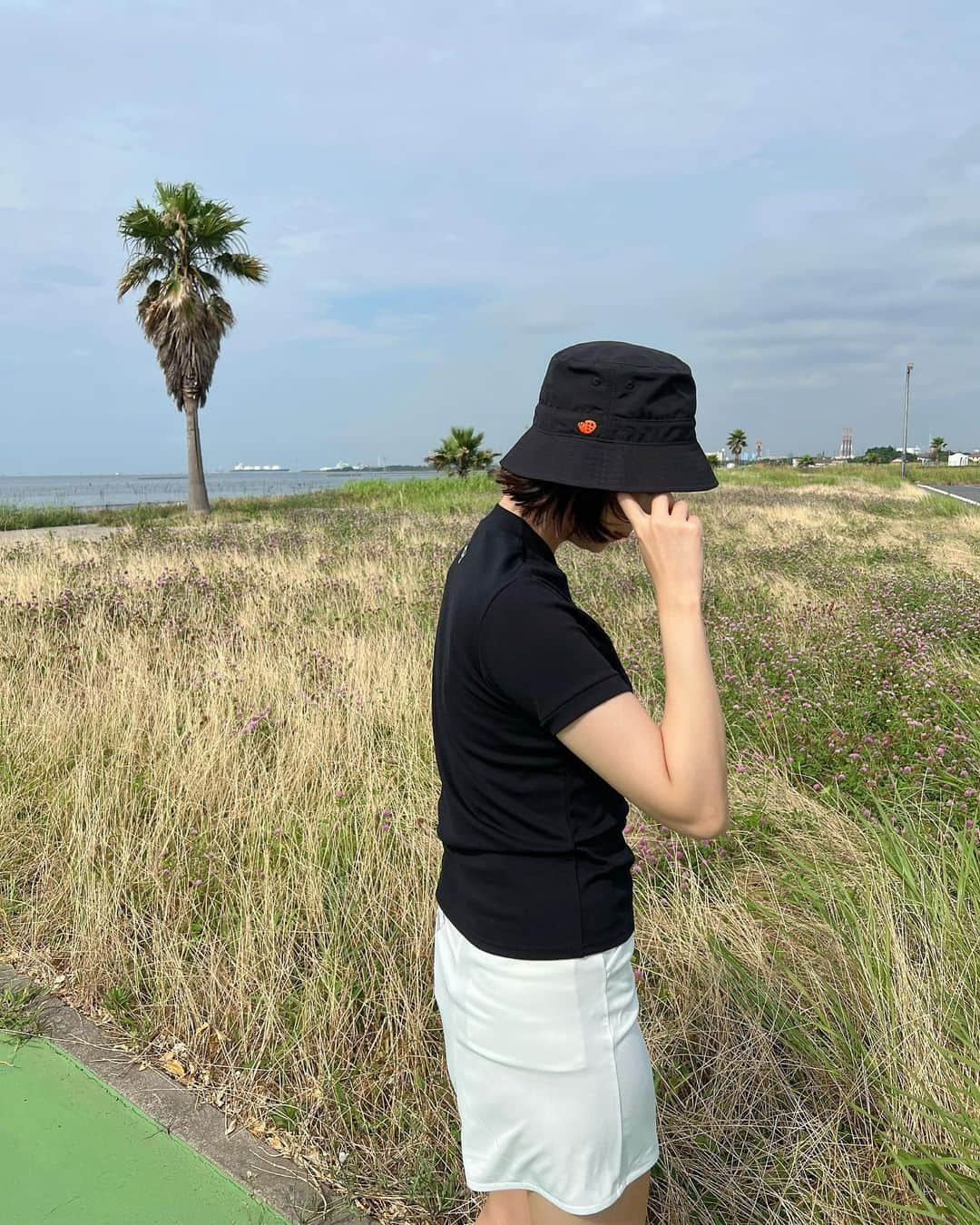 中島亜莉沙さんのインスタグラム写真 - (中島亜莉沙Instagram)「モノトーンゴルフコーデ🖤 全身 @docusgolfworld   差し色はハットに刺繍してある オレンジのウリボー🧡  #ゾロ目コーデ #docusgolf #ドューカス #夏ゴルフ #秋ゴルフ #ゴルフ #ゴルフウェア #ゴルフコーデ #スポーツウェア #ゴルフ女子 #スポーツ女子 #コーデ紹介 #夏コーデ #golf #골프　#골프여자　#尔夫球 #高尔夫」8月23日 21時00分 - arisan_days