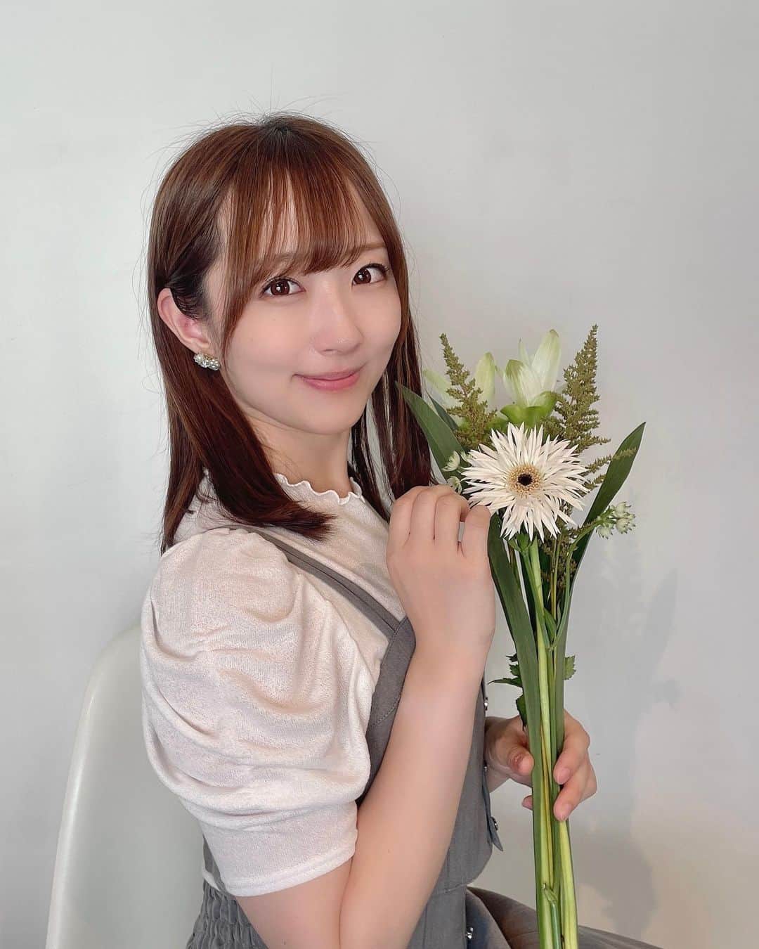 小島まゆみのインスタグラム：「. . 通りがけの花屋さんに入ったら素敵な子を見つけたので…💭💘  独特の花型をしてる白いお花は暑ければ暑いほどよく育つ「クルクマ」という品種だそうです  ウコンやターメリックの仲間で、根っこが黄色く染料としても使われていたみたい！  (写真から植物を断定してSiriが教えてくれた情報😇天才だねえ)  バストアップの写真、私のお洋服がエプロンみたいで花屋の店員さんみたい🤣♡  またひとつ勉強になりました✌️」