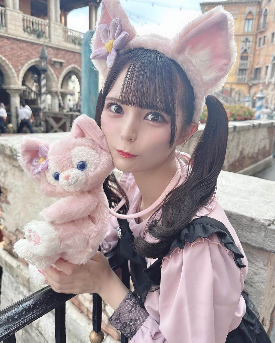のインスタグラム：「リーナベルまた載せちゃう🐰🩷  この時はほんの一瞬しかインパ できなかったから、 またゆっくりディズニー行きたいな💭  何枚目が好きー？ദ്ദി ˉ͈̀꒳ˉ͈́ )✧  #リーナベル#リーナベルコーデ #ダッフィー#ダッフィーフレンズ #リーナベルバウンド#ピンク#地雷系#地雷#disney#disneyparks#tokyodisneyresort #ディズニー#ディズニーシー #ディズニーコーデ」