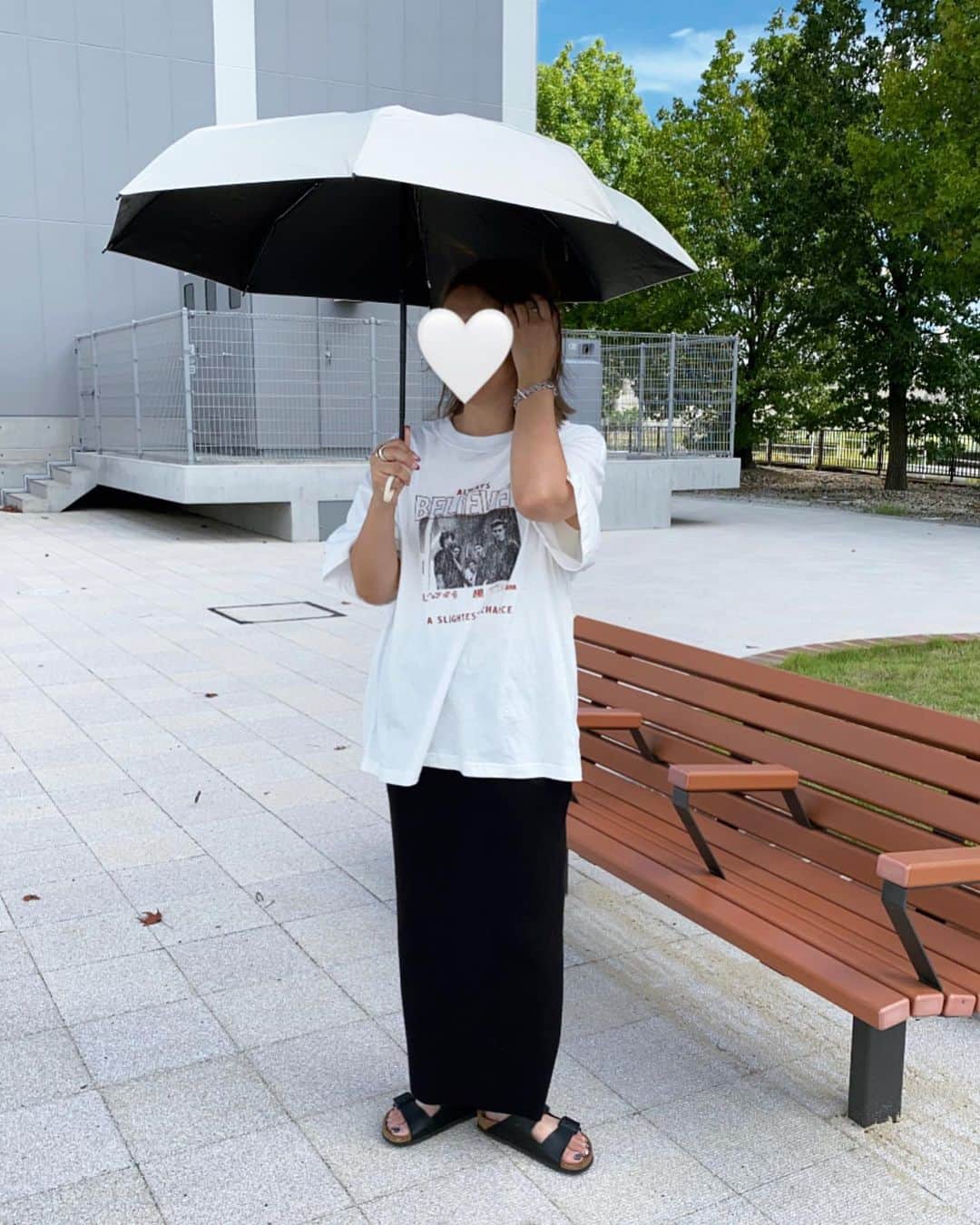 S E I K Oさんのインスタグラム写真 - (S E I K OInstagram)「.  毎日暑すぎるね🥺  この夏の必需品 まとめたら 同じ色味だった🥹笑  暑すぎて今年初めて 日傘を使ってみたけど 使うと暑さ全然違うのね🥹  このコロンとしたフォルムと コンパクトさが すごくお気に入り🌷 ↪︎ @_novae.jp_   晴雨兼用で使えるよ🌱 しかも今ならSALEなってるよぉぉぉ✌️」8月23日 20時37分 - seco_days