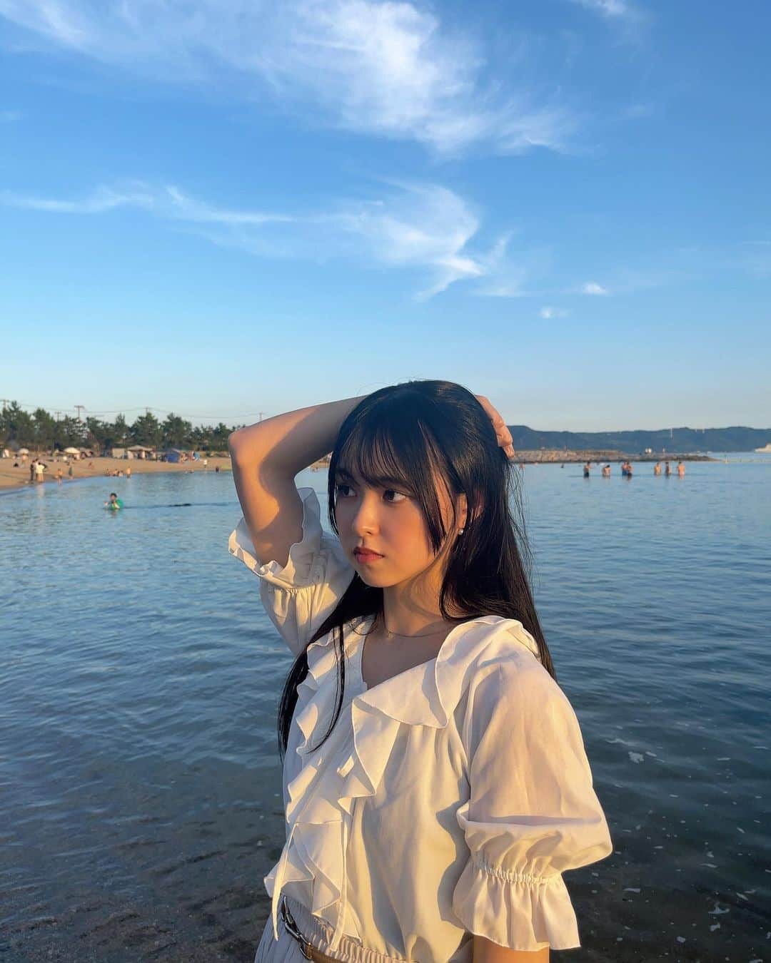 大曲李佳のインスタグラム：「🫧✨  海に行く！って予定が決まった瞬間にこの日は真っ白コーデにしようと決めてた^_−☆  この日浸かったのは足だけだったので全身水に浸かりたいな〜〜！プールで！！！（日焼けしたくない人）  #海」