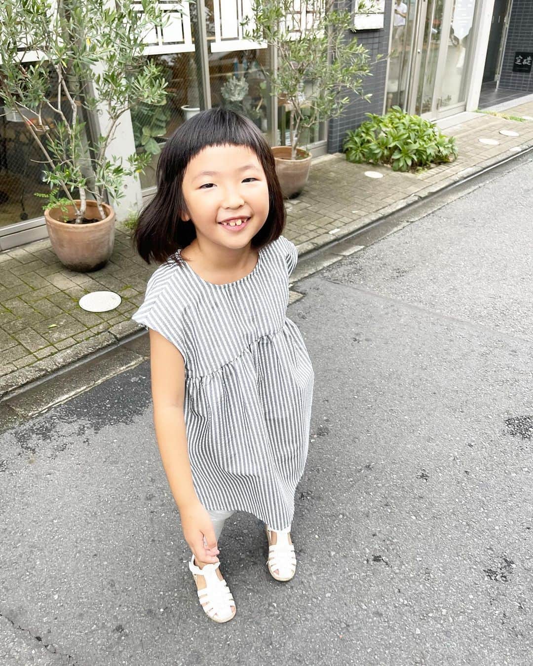 新井美穂さんのインスタグラム写真 - (新井美穂Instagram)「約2年ぶりに、娘バッサリ髪切りました〜！  私がオーダーした長さより10センチ以上長いけど😅（笑） でも娘はめっちゃ気に入ったようで良かった❤️  これでしばらく髪結わなくていいわー✌️  #娘7歳2ヶ月」8月23日 20時42分 - arai_miho