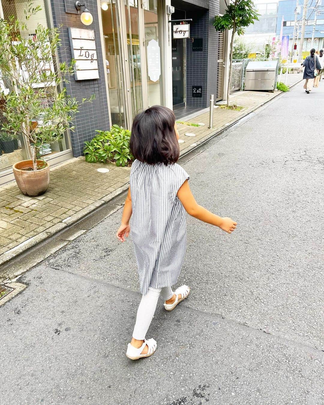 新井美穂さんのインスタグラム写真 - (新井美穂Instagram)「約2年ぶりに、娘バッサリ髪切りました〜！  私がオーダーした長さより10センチ以上長いけど😅（笑） でも娘はめっちゃ気に入ったようで良かった❤️  これでしばらく髪結わなくていいわー✌️  #娘7歳2ヶ月」8月23日 20時42分 - arai_miho