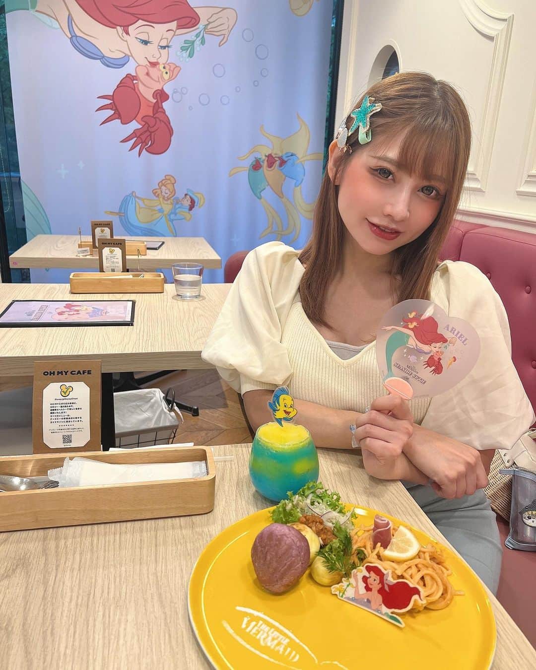 まりんのインスタグラム：「推しのプリンセスに会いに行ってきた🧜🏻‍♀️🫧🫧🩵🩵🩵💭  #アリエル  #リトルマーメイド #アリエルカフェ #原宿」