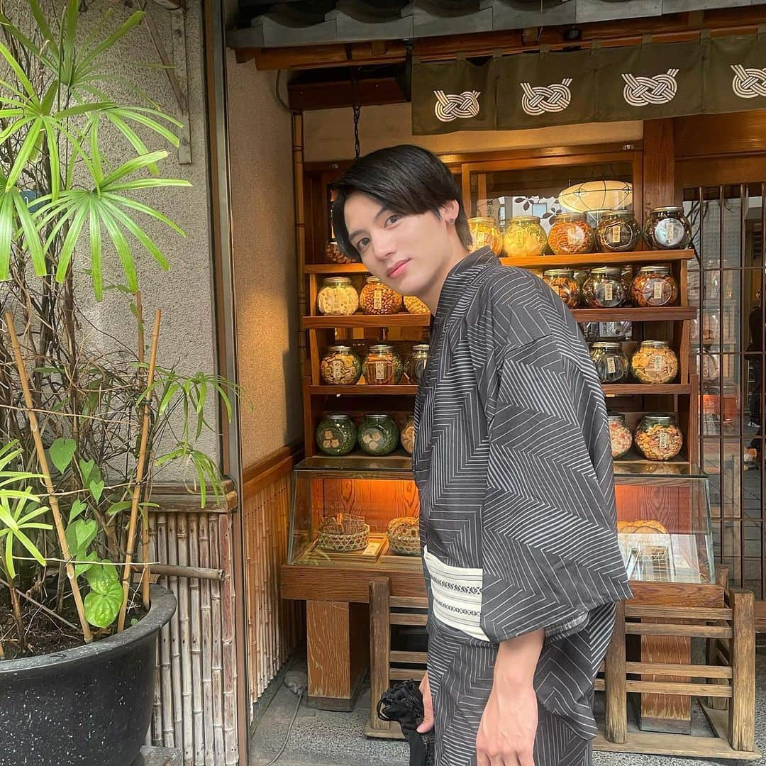 阿久津愼太郎のインスタグラム：「🍉⛩️🏮 浅草で浴衣きたよ👍 ⁡ 久々に本気出してみたよ メンズの浴衣もいいもんだよね ⁡ ⁡ #メンズ浴衣 #浴衣男子 #和装男子 #和服男子 #浅草デート」