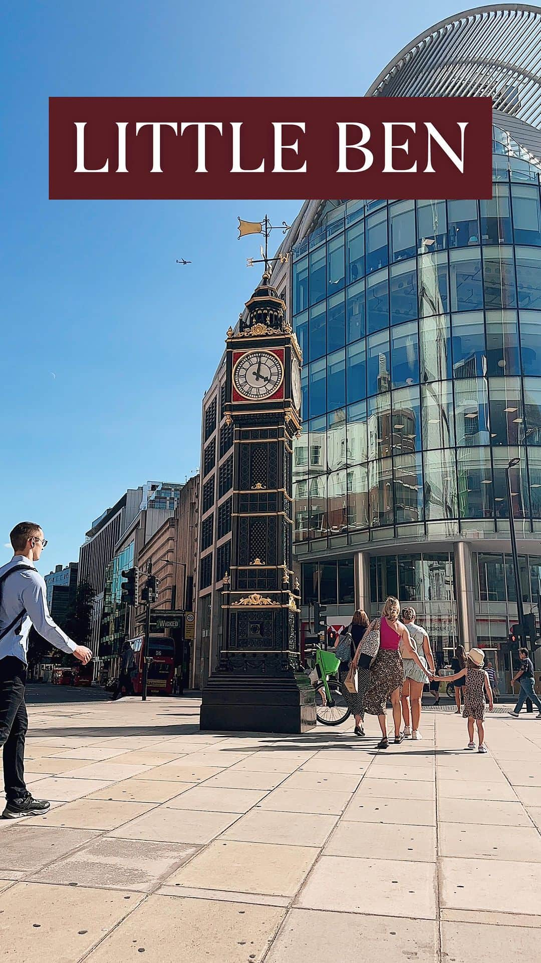 @LONDON | TAG #THISISLONDONのインスタグラム：「🔎 @MrLondon at #LittleBen 🕰️ situated at the opposite end of #VictoriaStreet to its big brother - #BigBen! The mini clock was created as a gesture of friendship between the UK and France and 1892. Have you seen it yet?! 🤔 Find it adjacent to #VictoriaStation. 👍🏼  ___________________________________________  #thisislondon #lovelondon #london #londra #londonlife #londres #uk #visitlondon #british #🇬🇧 #whattodoinlondon #westminster #elizabethtower」