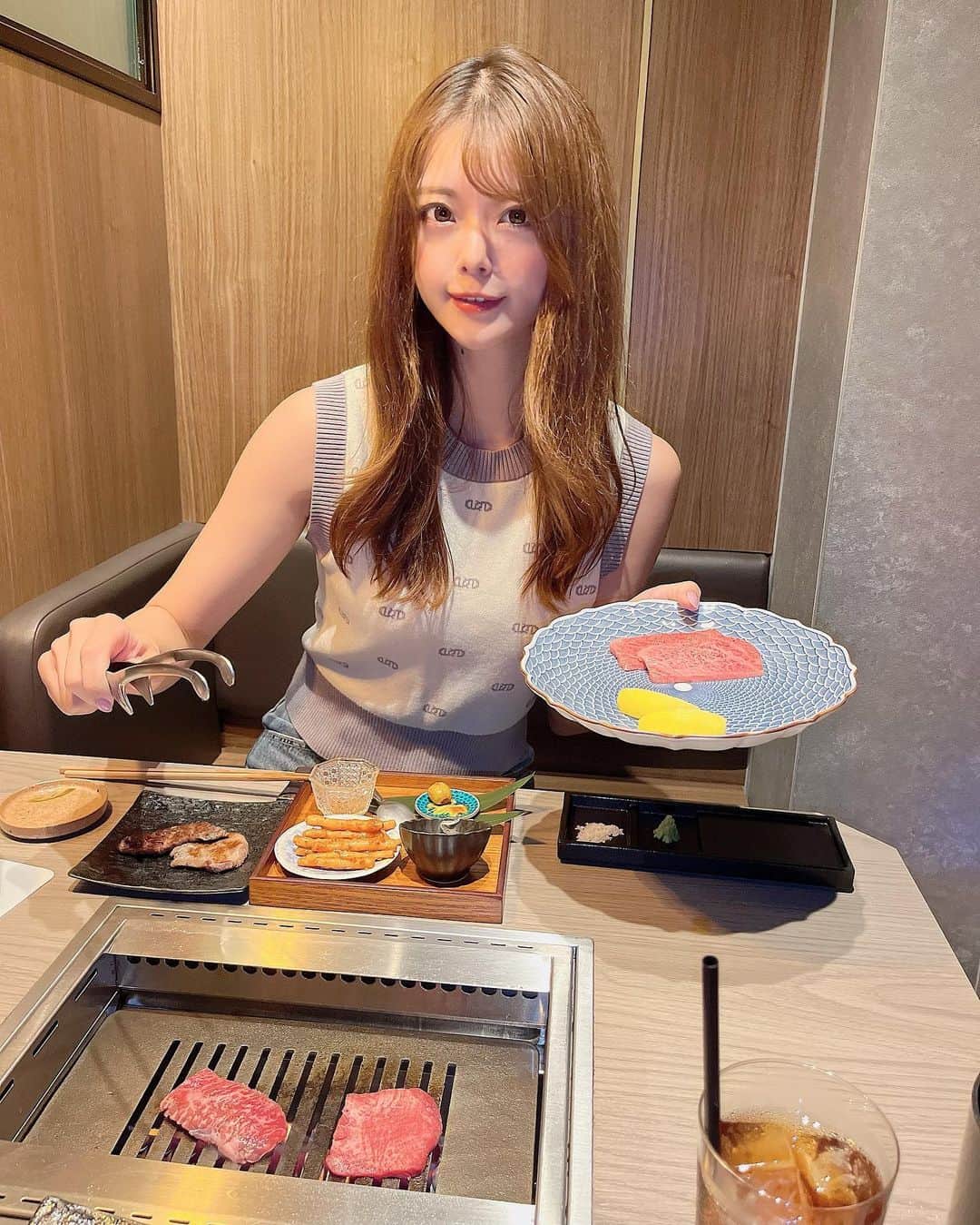 羽瀬萌さんのインスタグラム写真 - (羽瀬萌Instagram)「お肉食べると元気が出る！！！  ということで、かみ山に行って来ました！ @shibuya_kamiyama   品数たくさんだし、 前菜の見た目も綺麗で美味しくて、量は多かったはずなのに完食✨ ごぼうのキムチ初めて食べたけど美味しかったです✨  ヒレカツサンドは、大袈裟でなくて今まで食べたヒレカツサンドの中で1番美味しかった、、🤭❤️ レア肉苦手意識あったけれど、むしろレアのお肉が好きになりました！ 個室になっていて、落ち着いた雰囲気も素敵でした☺️また行きたいなぁ！！  PR @shibuya_kamiyama #東京焼肉 #渋谷焼肉かみ山 #渋谷焼肉 #個室焼肉 #奥渋 #接待 #焼肉デート」8月23日 20時47分 - megugumigumi