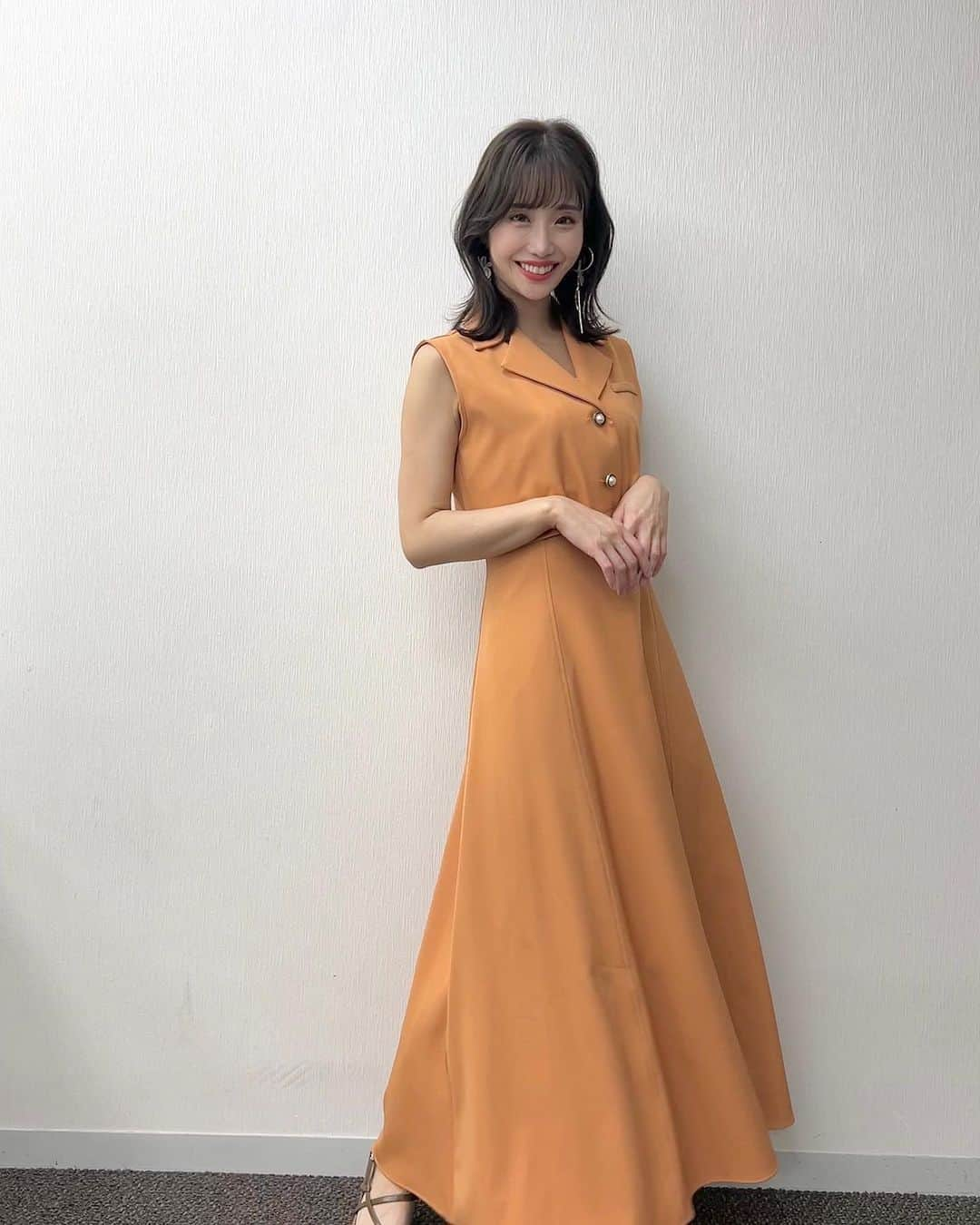 柴田阿弥さんのインスタグラム写真 - (柴田阿弥Instagram)「オレンジワンピ〜🍊🧡  よく見ると一枚目頭頂部の髪の毛 ぴよぴよしている🐣🪽  アベプラ衣装 ワンピース @swingle_official ピアス @matildarose_official  明日はアベプラ出演します❤️‍🔥 お昼はアベヒルもありますのでどちらも 見てくださいね〜💞🐹  #ノースリーブワンピース #ノースリーブ #女子アナ #女子アナコーデ #女子アナウンサー #デートコーデ #アナウンサー #モテコーデ #abematv #abema #abemaprime #アベプラ #アベマプライム #155cmコーデ #ボブ #ミニボブ #タンバルモリ #ブルベ夏コーデ #オレンジコーデ #swingle_official」8月23日 20時48分 - ayashibata0401