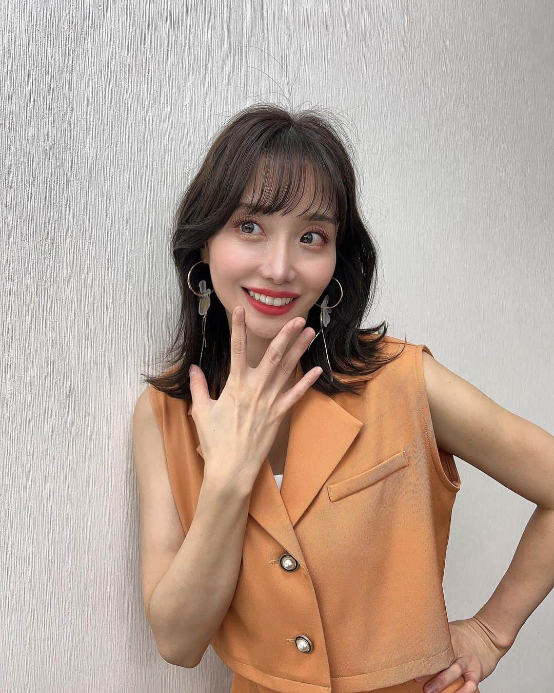 柴田阿弥さんのインスタグラム写真 - (柴田阿弥Instagram)「オレンジワンピ〜🍊🧡  よく見ると一枚目頭頂部の髪の毛 ぴよぴよしている🐣🪽  アベプラ衣装 ワンピース @swingle_official ピアス @matildarose_official  明日はアベプラ出演します❤️‍🔥 お昼はアベヒルもありますのでどちらも 見てくださいね〜💞🐹  #ノースリーブワンピース #ノースリーブ #女子アナ #女子アナコーデ #女子アナウンサー #デートコーデ #アナウンサー #モテコーデ #abematv #abema #abemaprime #アベプラ #アベマプライム #155cmコーデ #ボブ #ミニボブ #タンバルモリ #ブルベ夏コーデ #オレンジコーデ #swingle_official」8月23日 20時48分 - ayashibata0401