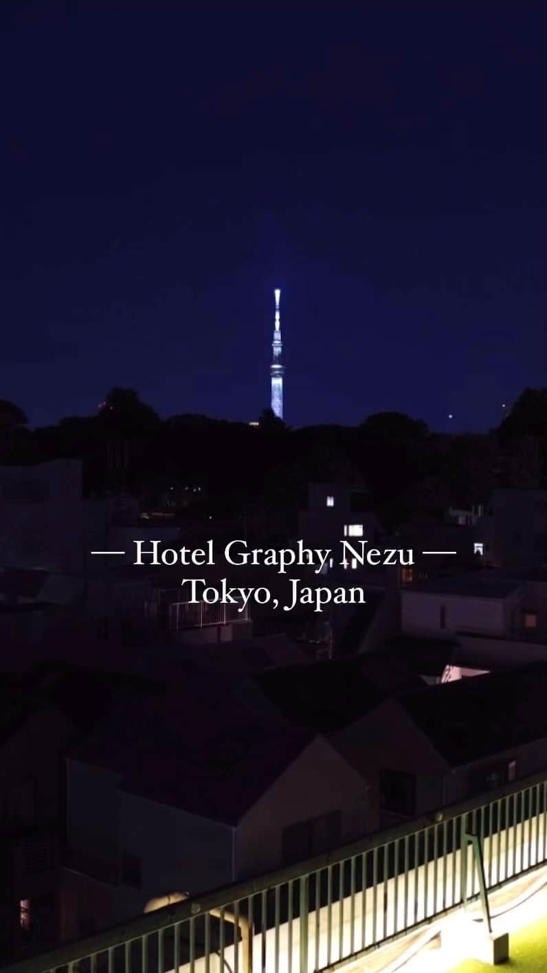 hotelgraphynezuのインスタグラム：「Admire Tokyo sky changing colors at HOTEL GRAPHY NEZU Rooftop !   ホテルグラフィー根津の屋上で空の色の変化を鑑賞！  . . .  #explorelively #lifestylehotel #hotelgraphynezu #tokyosky #nightsky #nightview #skytree #hotelrooftop #tokyojapan #tokyonight #chillupspace  #ホテルグラフィー根津　#ホテルルーフトップ #東京観光 #ライフスタイルホテル　#夕方の空 #ナイトビュー　#ナイトライフ #スカイツリー　#ロマンチックビュー #東京ホステル　#夜の空 #夏の空 #屋上でゆっくり」
