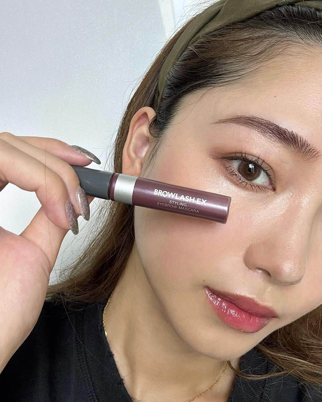 のインスタグラム：「. new cosmetic🌷 ブロウラッシュEXシリーズから新商品の眉マスカラが発売されたよ✨ @bcl_company_official   眉毛を固めずふんわりとした自眉感が出て、柔らかい印象になる☺️ 今の時期大敵な汗、皮脂、水に強いウォータープルーフ処方で、摩擦にも強いからこすれても安心🫶🏻  オリジナル3Dマイクロブラシで角度がついてるから、長さ関係なく眉毛に塗りやすいよ👏🏻  全色使いやすくて色味も可愛いから メイクのカラーに合わせて使い分けすると🙆🏻‍♀️ 秋冬メイクにはラベンダーブラウンとか絶対可愛いよね🪻✨  #眉マスカラ #アイブロウマスカラ #眉メイク #垢抜け眉 #ブロウラッシュEX #タイアップ #pr」
