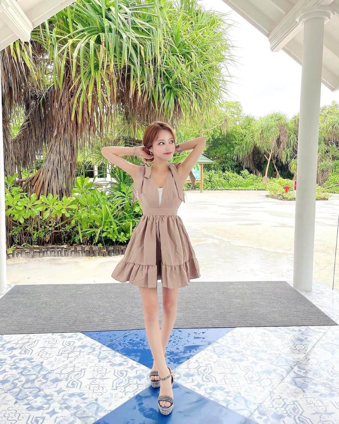あいりのインスタグラム：「👗  このワンピースは @zara  可愛いやろ？🧸💭🤎  形、丈が骨格的にベストやからか ヒールのおかげか3割増で スタイルよく見える🤫⭐️ラッキー  #きょこ#ワンピース#ワンピースコーデ#スタイルアップコーデ#スタイルアップ#高見えコーデ#ザラジョ#ザラジョコーデ#骨格ウェーブコーデ#骨格ストレートコーデ#脚長効果#脚長コーデ」