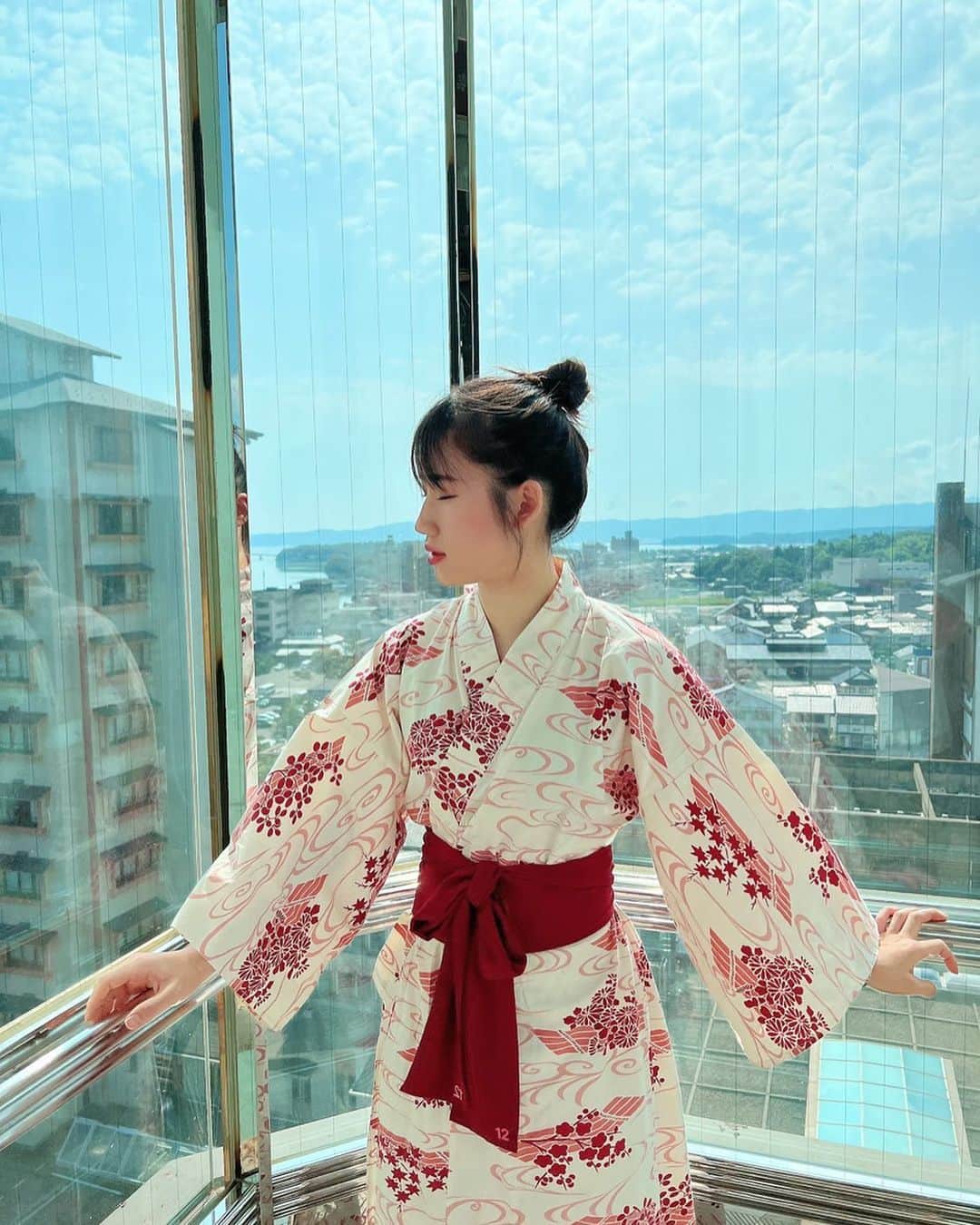 横山天音のインスタグラム：「寝ぼけて温泉卵を、出汁と間違えて ほうじ茶に投入した朝。」