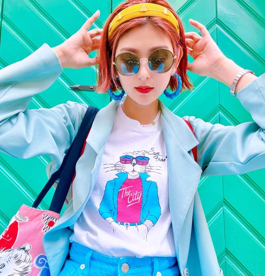 のインスタグラム：「今日YouTubeにエストニア🇪🇪 タリンでのVlogアップしたよ！ カラフルな街並み🏰 激旨チョコレートケーキ🍫 ビジュ大優勝の可愛いマジパン🍰 もう明日も行きたいくらい好きだ… そんなタリン観光日のお洋服載せとくね✨ #YouTube  #いしいみかこの好きなこと #で検索してね🫶  hairband #ferragamo #vintage  top #古着  ーーー #古着コーデ #古着ファッション #古着女子 #古着好き #カラーコーデ #カラフルコーデ #カラーファッション #カラフル好き #派手好き #派手コーデ #」