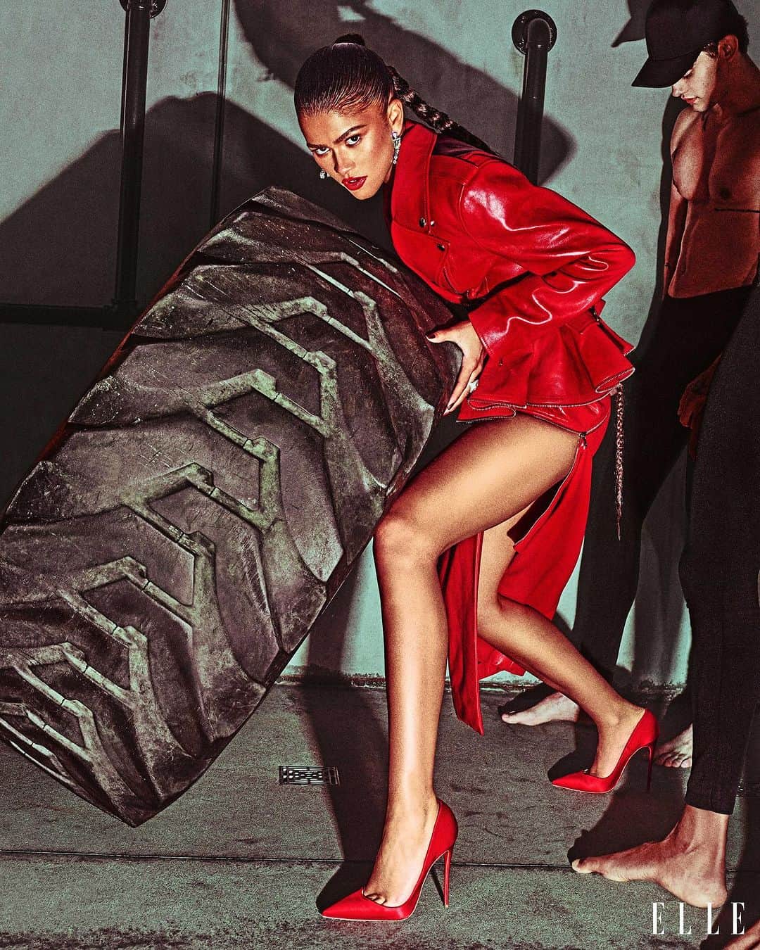 ELLE Magazineのインスタグラム：「“Parts of my life, I accept, are going to be public,” #Zendaya says. “I can’t not be a person and live my life and love the person I love. But also, I do have control over what I choose to share. It’s about protecting the peace and letting things be your own but also not being afraid to exist. You can’t hide. That’s not fun, either. I am navigating it more than ever now.”  Zendaya opens up about starring in #Challengers, protecting her peace, and entering an era of risk for ELLE’s September issue. Tap the link in bio for the full story.  This interview was conducted prior to the SAG-AFTRA strike.  ELLE: @elleusa Editor-in-chief: Nina Garcia @ninagarcia Creative director: Stephen Gan Photographer: Steven Klein @stevenkleinstudio Stylist: Law Roach @luxurylaw Writer: Clover Hope @clovito Hair: Kim Kimble at A-Frame Agency @kimblehaircare @aframe_agency Makeup: Ernesto Casillas for Lancôme @ernestocasillas @lancomeofficial Manicure: Marisa Carmichael for Apres Nail marisacarmichael @apresnailofficial Extras casting: Barbara Pfister @barbarapfistercasting Production: Viewfinders @viewfindersnyla Location: Ace Hotel Downtown Los Angeles @acedtla」