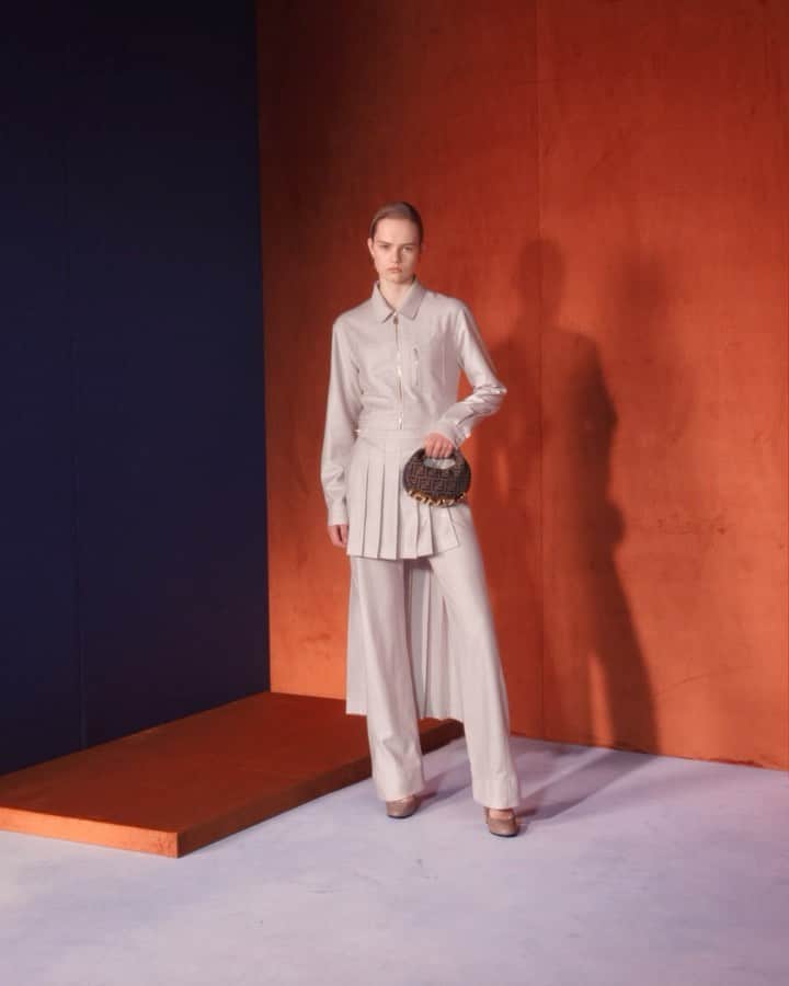 Fendiのインスタグラム：「Accented with statement lettering, the #Fendigraphy hobo is available in a new mini size, perfect for everyday essentials.  Complete with a removable shoulder strap and crafted in a palette of sophisticated tones, the bag is now available in boutiques and at Fendi.com.   Artistic Director of Couture and Womenswear: @mrkimjones  Artistic Director of Accessories and Menswear: @silviaventurinifendi  Artistic Director of Jewellery: @delfinadelettrez   Director: @johnnydufort   Styling: @themelanieward  Hair: @benjaminmullerhair  Makeup: @lynseyalexander   Casting: @shelleydurkancasting  Set Design: @maxbellhouse  Soundtrack: @pandorasjukebox   Models: Willemijn Ubben, Carla Rey, Mary Ukech, Xiru Yang」