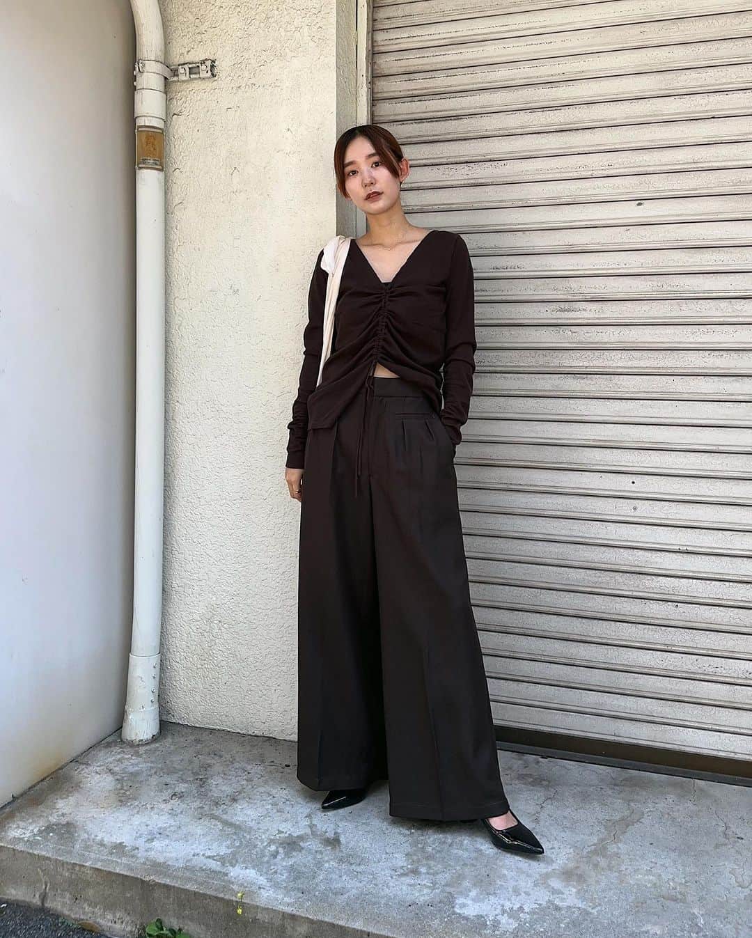 MOUSSY SNAPさんのインスタグラム写真 - (MOUSSY SNAPInstagram)「#MOUSSYSNAP @re_ka622 162cm  ・M_ GATHERING KNIT(010GA370-5150) ・M_ TWILL PANTS(010GA330-5530) ・M_ TAPE TIE TOTE BAG(010GA351-5300) ・POINTED MARYJANE PUMPS(010GAS52-6330) 全国のMOUSSY店舗／SHEL'TTER WEBSTORE／ZOZOTOWNにて発売中。  #MOUSSY #M_MOUSSY」8月23日 20時53分 - moussysnap