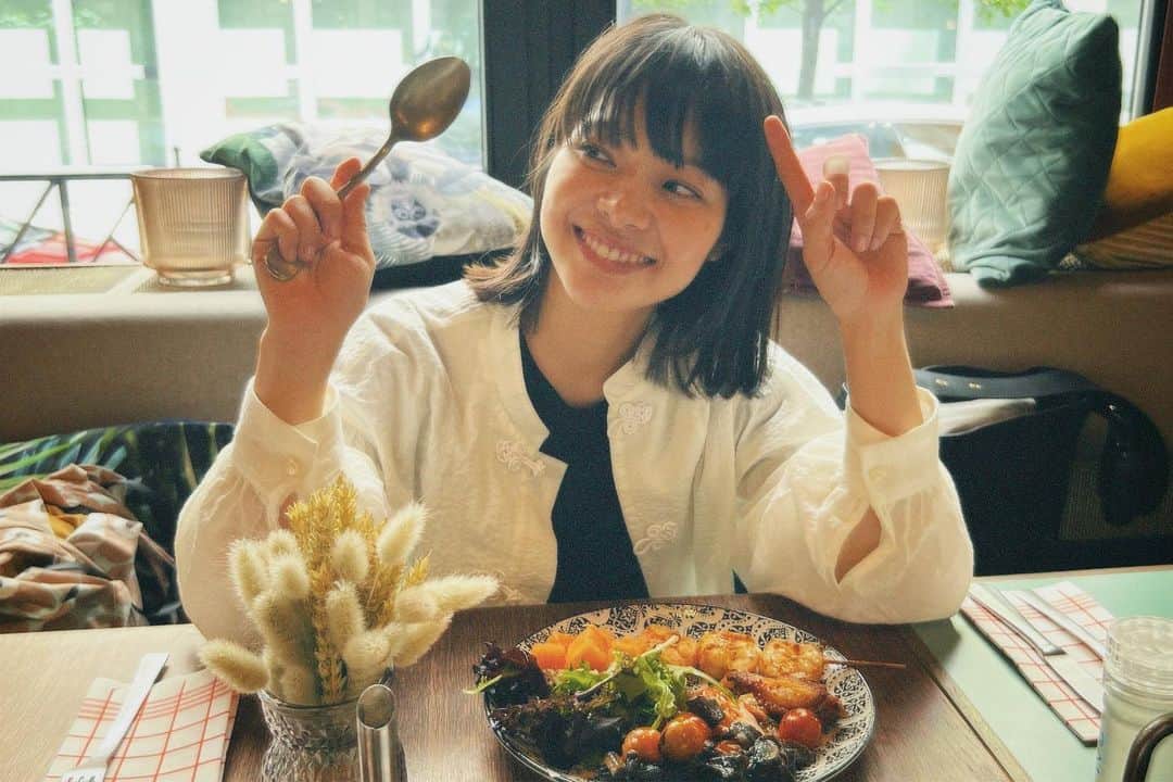 岸井ゆきののインスタグラム：「😊 アナザースカイin België🇧🇪💛（+🇫🇷） 今週金曜日よる11時から日本テレビ📺ですね🌤️ もうあさってだ！ この夏はパリもベルギーもスイスも行きました🇨🇭⛰️ は〜。夢のような夏だった。ありがとうございます。 のこりがあるならこのまま冷房のなかでおわるかな？ わたしの思う夏のゆめは ずっと言っているだけでやったことはないけど 川でスイカを冷やすこと🍉 ビニール紐みたいなのでしばって、 たいして冷えないんだろうけど。 果物ならなんでもいいけど❤️」