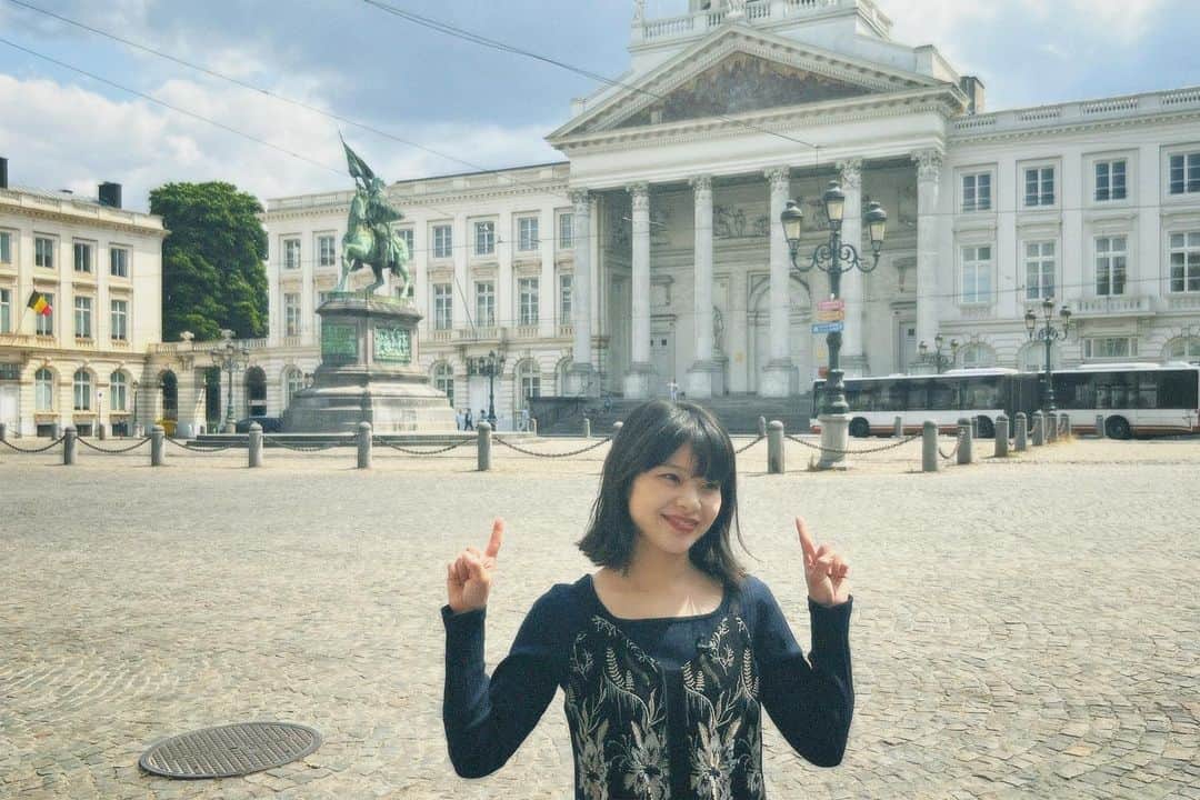 岸井ゆきのさんのインスタグラム写真 - (岸井ゆきのInstagram)「😊 アナザースカイin België🇧🇪💛（+🇫🇷） 今週金曜日よる11時から日本テレビ📺ですね🌤️ もうあさってだ！ この夏はパリもベルギーもスイスも行きました🇨🇭⛰️ は〜。夢のような夏だった。ありがとうございます。 のこりがあるならこのまま冷房のなかでおわるかな？ わたしの思う夏のゆめは ずっと言っているだけでやったことはないけど 川でスイカを冷やすこと🍉 ビニール紐みたいなのでしばって、 たいして冷えないんだろうけど。 果物ならなんでもいいけど❤️」8月23日 21時00分 - yukino_kishii