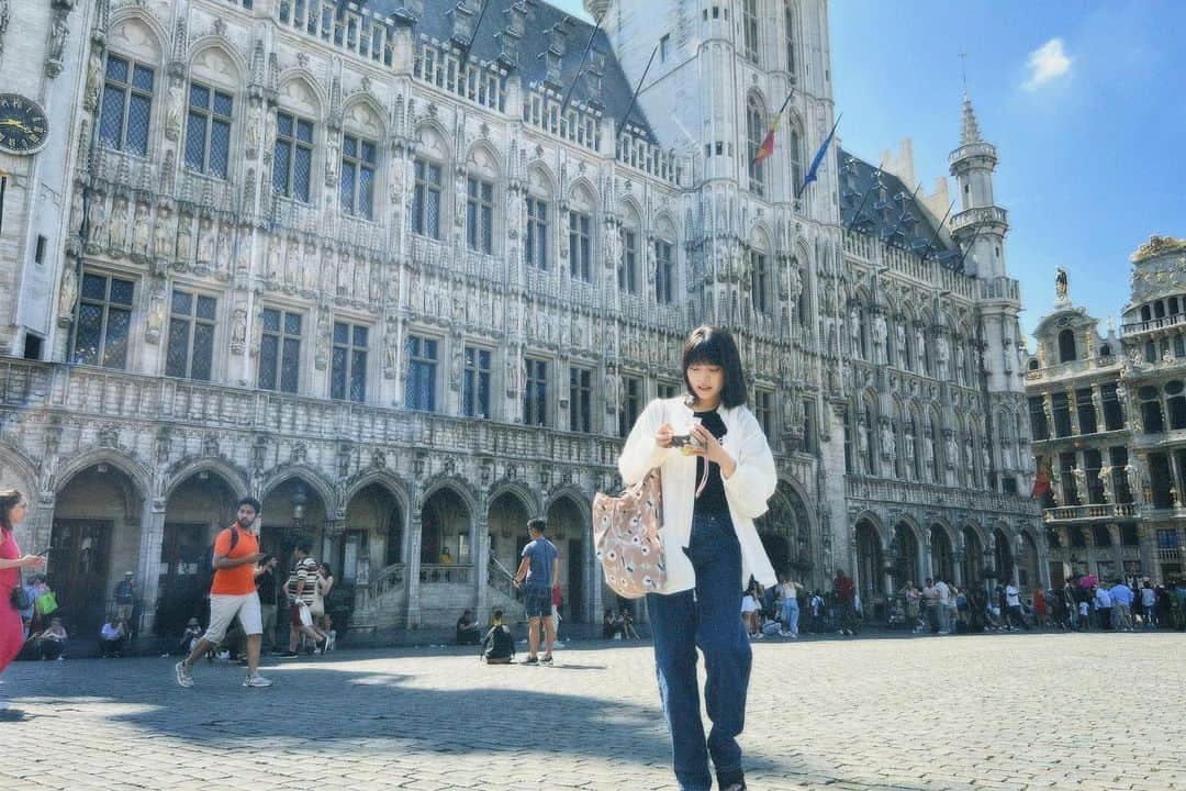 岸井ゆきのさんのインスタグラム写真 - (岸井ゆきのInstagram)「😊 アナザースカイin België🇧🇪💛（+🇫🇷） 今週金曜日よる11時から日本テレビ📺ですね🌤️ もうあさってだ！ この夏はパリもベルギーもスイスも行きました🇨🇭⛰️ は〜。夢のような夏だった。ありがとうございます。 のこりがあるならこのまま冷房のなかでおわるかな？ わたしの思う夏のゆめは ずっと言っているだけでやったことはないけど 川でスイカを冷やすこと🍉 ビニール紐みたいなのでしばって、 たいして冷えないんだろうけど。 果物ならなんでもいいけど❤️」8月23日 21時00分 - yukino_kishii