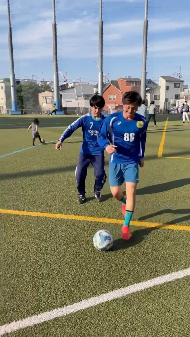 たまこうのインスタグラム：「. Isn't this trick amazing?😂  follow me⬇️ @tamakou0908   #サッカー#サッカードリブル#サッカー少年#サッカーママ#サッカーパパ#たまこう#長崎総附サッカー部#サッカースクール#soccer#football#footballskill #soccerskills #footballplayer #soccerplayer」