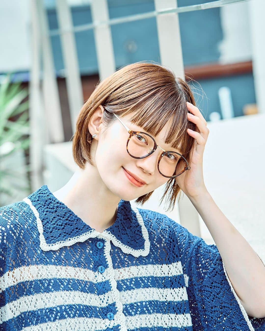 merのインスタグラム：「ワイドなだぼっとデニムをレースカーディガンでちょっぴり甘く  今回は、村濱遥ちゃんの夏コーデを披露🐋  ☑ほど良い透け感とレースの編地がキュートなカーディガンが主役♪  ☑ラフなデニムと合わせてもきちんと見える＆女性らしさも演出。  ☑トレンドのショート丈で、スタイルアップが叶うのが嬉しい！  ☑べっ甲のメガネを投入してアクセントをプラス。  その他、コーデの詳細はmer webでチェックしてね💙」
