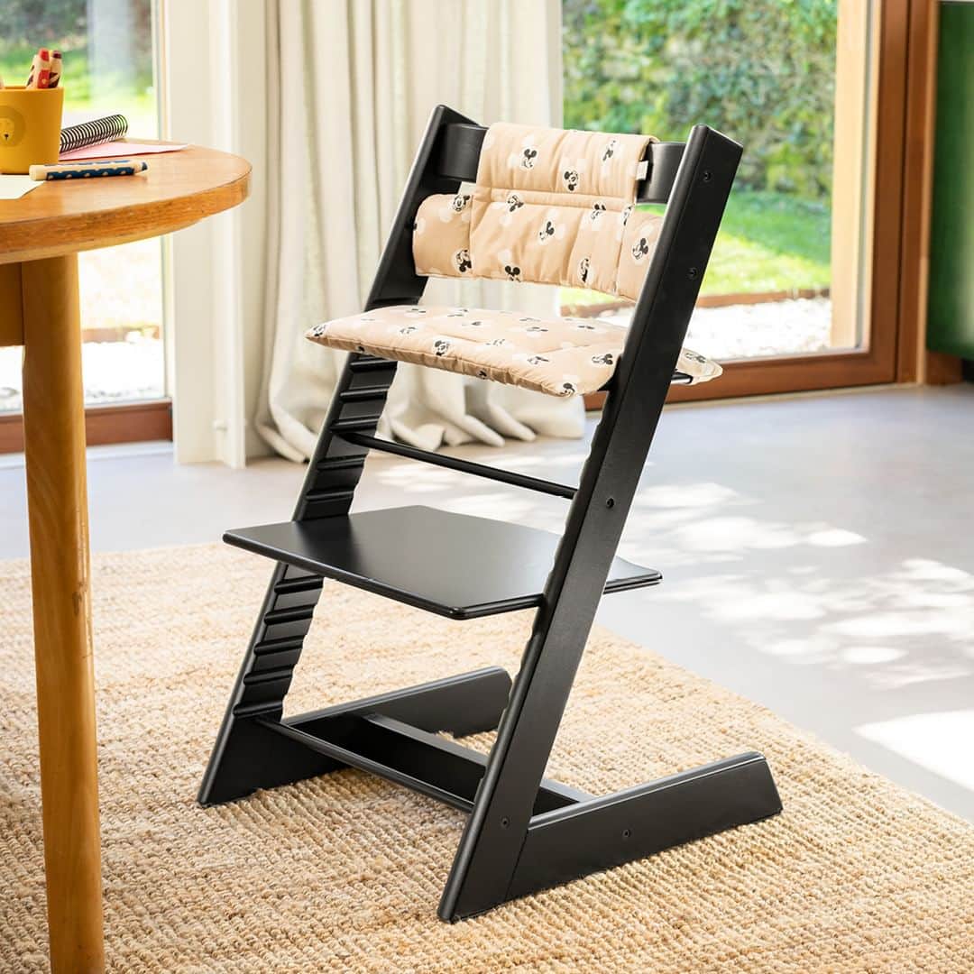 Stokke Japanさんのインスタグラム写真 - (Stokke JapanInstagram)「【ディズニー｜ストッケの新コレクションが、毎日のごはんの時間を魔法のような時間に。】  子どもの自由な動きをサポートするイス​として、7月に発売されたばかりの「ストッケ ノミ」。新生児からずっと成長しても使えるというコンセプトはトリップ トラップと同様。同じデザイナーによる”作品”なので、きょうだいのようなチェアと言われています。  いつも新しいことが起こる食卓では、親子が一緒に座って目と目を合わせるという日常の時間こそが、親密さと絆を深めてくれるもの。そんな食卓に、ミッキー シグネチャ柄のクッションをプラスすれば、より特別な時間に。子どもたちが成長し、学び、そして自らの力で世界を発見するのを見守りながら、ともにその魔法を楽しみましょう。  Design: Peter Opsvik  #DisneyandStokke #TheMagicalEveryday #disneystokke #ストッケディズニーコレクション #ディズニー #ディズニーグッズ #ディズニーコレクション #ディズニーアイテム #ストッケ #ストッケノミ #stokke #stokkenomi #ベビーチェア #ハイチェア #キッズチェア #子供椅子 #離乳食 #成長記録 #令和5年ベビー #生後5ヶ月 #生後6ヶ月 #新米ママ #北欧インテリア #北欧の子育て #シンプルインテリア #モダンインテリア #デザイナーズチェア」8月23日 21時00分 - stokkejapan