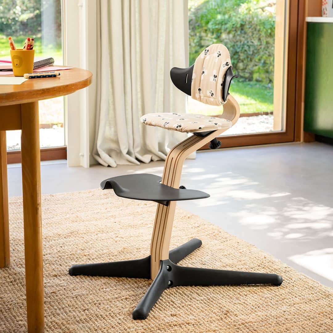 Stokke Japanさんのインスタグラム写真 - (Stokke JapanInstagram)「【ディズニー｜ストッケの新コレクションが、毎日のごはんの時間を魔法のような時間に。】  子どもの自由な動きをサポートするイス​として、7月に発売されたばかりの「ストッケ ノミ」。新生児からずっと成長しても使えるというコンセプトはトリップ トラップと同様。同じデザイナーによる”作品”なので、きょうだいのようなチェアと言われています。  いつも新しいことが起こる食卓では、親子が一緒に座って目と目を合わせるという日常の時間こそが、親密さと絆を深めてくれるもの。そんな食卓に、ミッキー シグネチャ柄のクッションをプラスすれば、より特別な時間に。子どもたちが成長し、学び、そして自らの力で世界を発見するのを見守りながら、ともにその魔法を楽しみましょう。  Design: Peter Opsvik  #DisneyandStokke #TheMagicalEveryday #disneystokke #ストッケディズニーコレクション #ディズニー #ディズニーグッズ #ディズニーコレクション #ディズニーアイテム #ストッケ #ストッケノミ #stokke #stokkenomi #ベビーチェア #ハイチェア #キッズチェア #子供椅子 #離乳食 #成長記録 #令和5年ベビー #生後5ヶ月 #生後6ヶ月 #新米ママ #北欧インテリア #北欧の子育て #シンプルインテリア #モダンインテリア #デザイナーズチェア」8月23日 21時00分 - stokkejapan