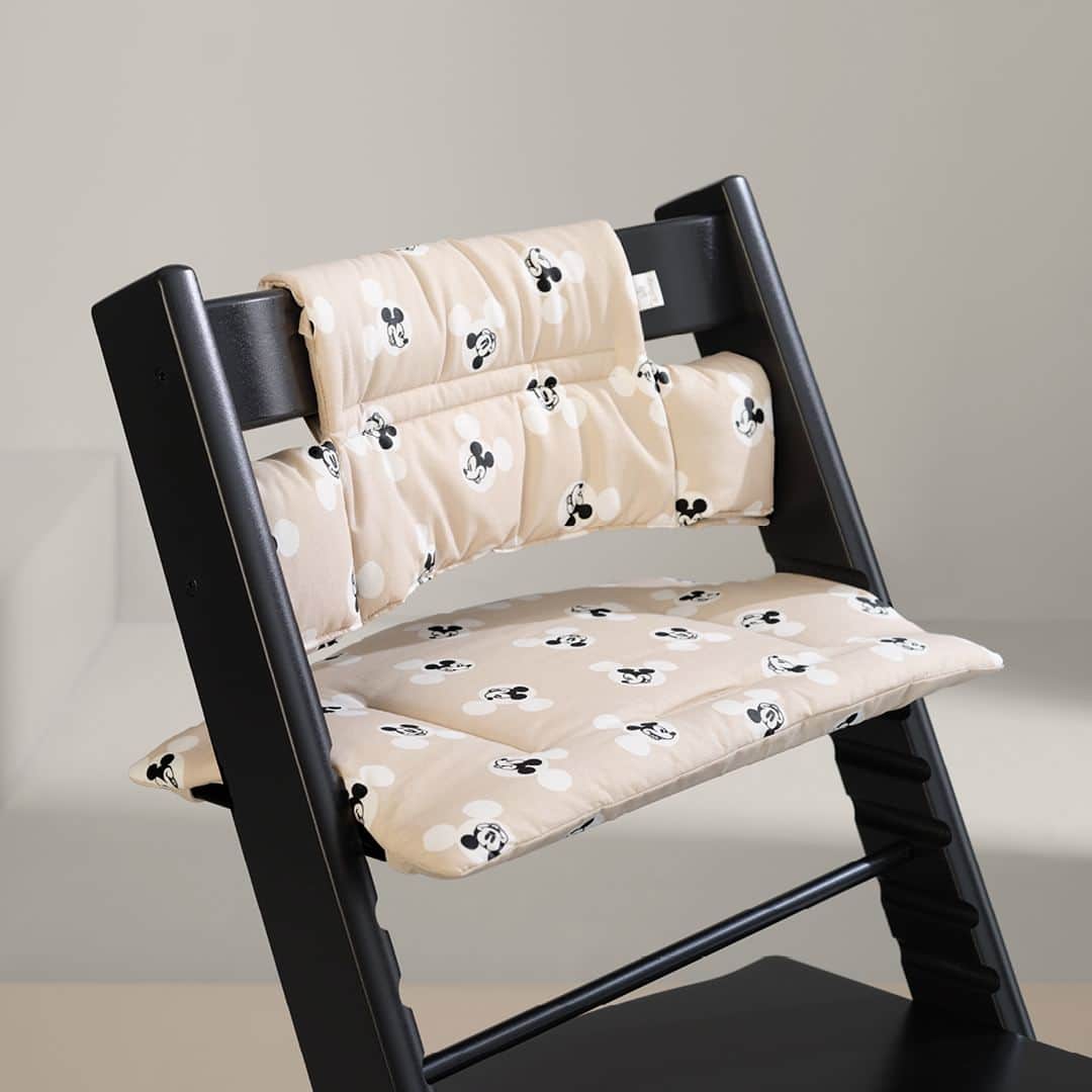 Stokke Japanさんのインスタグラム写真 - (Stokke JapanInstagram)「【ディズニー｜ストッケの新コレクションが、毎日のごはんの時間を魔法のような時間に。】  子どもの自由な動きをサポートするイス​として、7月に発売されたばかりの「ストッケ ノミ」。新生児からずっと成長しても使えるというコンセプトはトリップ トラップと同様。同じデザイナーによる”作品”なので、きょうだいのようなチェアと言われています。  いつも新しいことが起こる食卓では、親子が一緒に座って目と目を合わせるという日常の時間こそが、親密さと絆を深めてくれるもの。そんな食卓に、ミッキー シグネチャ柄のクッションをプラスすれば、より特別な時間に。子どもたちが成長し、学び、そして自らの力で世界を発見するのを見守りながら、ともにその魔法を楽しみましょう。  Design: Peter Opsvik  #DisneyandStokke #TheMagicalEveryday #disneystokke #ストッケディズニーコレクション #ディズニー #ディズニーグッズ #ディズニーコレクション #ディズニーアイテム #ストッケ #ストッケノミ #stokke #stokkenomi #ベビーチェア #ハイチェア #キッズチェア #子供椅子 #離乳食 #成長記録 #令和5年ベビー #生後5ヶ月 #生後6ヶ月 #新米ママ #北欧インテリア #北欧の子育て #シンプルインテリア #モダンインテリア #デザイナーズチェア」8月23日 21時00分 - stokkejapan