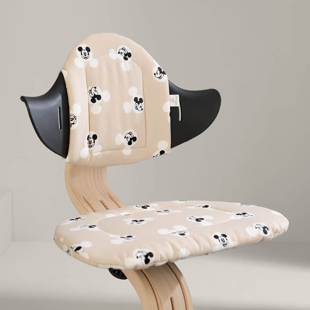 Stokke Japanさんのインスタグラム写真 - (Stokke JapanInstagram)「【ディズニー｜ストッケの新コレクションが、毎日のごはんの時間を魔法のような時間に。】  子どもの自由な動きをサポートするイス​として、7月に発売されたばかりの「ストッケ ノミ」。新生児からずっと成長しても使えるというコンセプトはトリップ トラップと同様。同じデザイナーによる”作品”なので、きょうだいのようなチェアと言われています。  いつも新しいことが起こる食卓では、親子が一緒に座って目と目を合わせるという日常の時間こそが、親密さと絆を深めてくれるもの。そんな食卓に、ミッキー シグネチャ柄のクッションをプラスすれば、より特別な時間に。子どもたちが成長し、学び、そして自らの力で世界を発見するのを見守りながら、ともにその魔法を楽しみましょう。  Design: Peter Opsvik  #DisneyandStokke #TheMagicalEveryday #disneystokke #ストッケディズニーコレクション #ディズニー #ディズニーグッズ #ディズニーコレクション #ディズニーアイテム #ストッケ #ストッケノミ #stokke #stokkenomi #ベビーチェア #ハイチェア #キッズチェア #子供椅子 #離乳食 #成長記録 #令和5年ベビー #生後5ヶ月 #生後6ヶ月 #新米ママ #北欧インテリア #北欧の子育て #シンプルインテリア #モダンインテリア #デザイナーズチェア」8月23日 21時00分 - stokkejapan