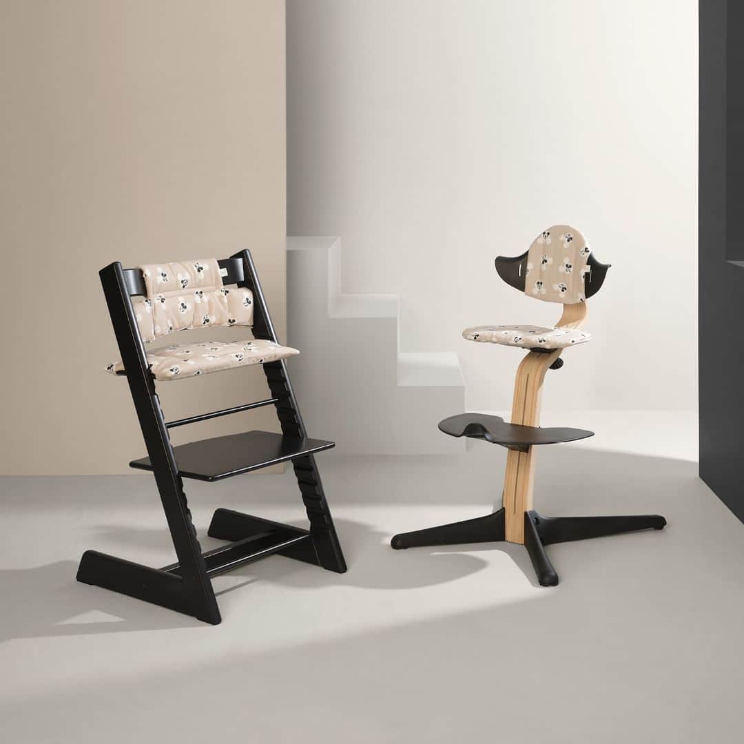 Stokke Japanさんのインスタグラム写真 - (Stokke JapanInstagram)「【ディズニー｜ストッケの新コレクションが、毎日のごはんの時間を魔法のような時間に。】  子どもの自由な動きをサポートするイス​として、7月に発売されたばかりの「ストッケ ノミ」。新生児からずっと成長しても使えるというコンセプトはトリップ トラップと同様。同じデザイナーによる”作品”なので、きょうだいのようなチェアと言われています。  いつも新しいことが起こる食卓では、親子が一緒に座って目と目を合わせるという日常の時間こそが、親密さと絆を深めてくれるもの。そんな食卓に、ミッキー シグネチャ柄のクッションをプラスすれば、より特別な時間に。子どもたちが成長し、学び、そして自らの力で世界を発見するのを見守りながら、ともにその魔法を楽しみましょう。  Design: Peter Opsvik  #DisneyandStokke #TheMagicalEveryday #disneystokke #ストッケディズニーコレクション #ディズニー #ディズニーグッズ #ディズニーコレクション #ディズニーアイテム #ストッケ #ストッケノミ #stokke #stokkenomi #ベビーチェア #ハイチェア #キッズチェア #子供椅子 #離乳食 #成長記録 #令和5年ベビー #生後5ヶ月 #生後6ヶ月 #新米ママ #北欧インテリア #北欧の子育て #シンプルインテリア #モダンインテリア #デザイナーズチェア」8月23日 21時00分 - stokkejapan