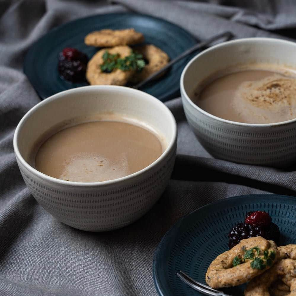 ENGIYA｜縁器屋のインスタグラム：「【原彦窯】たっぷり注げるカフェオレボウル 今日をちょっとハレにする器🌿 →@engiya_japan  丁寧な飛びかんな模様が あしらわれたカフェボウル☺️ マットな質感に優しい色合いで、 ほっこりとした雰囲気のデザイン☕️  ドリンクはもちろん、スープ・シリアル・サラダ フルーツから和食にまで、幅広く活躍します👏🏻  飲み物をたっぷり注げるカフェボウルは、 何度も継ぎ足す必要がないため、 読書など集中したいときのお供にぴったり📕  両手で包み込むように持ちやすいフォルムで、 器の外側にあしらわれた飛びかんな模様には 滑りにくくするという効果もあります✨  大切な人とペアで揃えたり、 ギフトにもおすすめです🎁  ⁡━━━━━━━━━━━━━━━━⁡━━⁡━ 縁器屋【楽天市場店】にて 8/1～8/31まで利用可能なお得なクーポンを ストーリーズにて配布中🏷️  ／ 3,000円以上のお買い上げで お使いいただける 【全品10%OFF】クーポン ※クーポンは併用できません。 ＼  ぜひご利用ください🌿  ◆縁器屋【楽天市場店】 https://www.rakuten.co.jp/engi-ya/ ⁡━━━━━━━━━━━━━━━━⁡━━⁡━  #小石原焼 #原彦窯 #焼き物 #うつわ#器 #pottery #伝統工芸品#お皿 #コーヒー #お菓子 #ランチ #伝統工芸 #プレゼント #ギフト #グラノーラ」