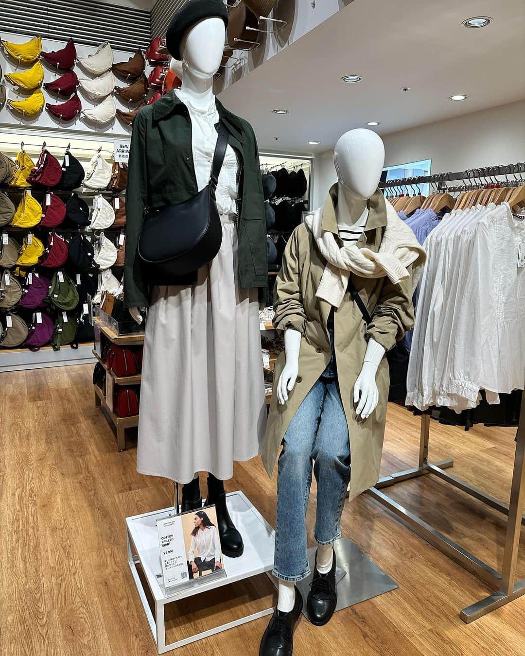 片山陽加さんのインスタグラム写真 - (片山陽加Instagram)「✾  『LifeWear Exhibition 2023 FALL＆WINTER 』  ユニクロ2023秋冬のテーマが  「Modern Layering」 ということで、  現在、銀座UNIQLO TOKYO 特設コーナー「LifeWear Square」で "エッセンシャルな現代のワードローブのムード" + 秋冬らしい "レイヤリングの幅から生まれる新しさ" を実際にボディのコーディネートで表現！！  柄シャツに柄ものを合わせてたり 襟付きロンTと襟付きシャせたりと たくさんの商品が展開されているからこそ レイヤリングのコーデがたくさん見れて ファッションのアイディアをもらえました✨  重ね着って憧れるけど上級者感😳 と思ってなかなかチャレンジできなかったけど、 お手頃価格で買えるユニクロだからこそ 新たなジャンルにも手が出しやすいし、 今年は新たなレイヤリングにチャレンジしてみよっ♪  新作もズラリと並んでたんだけどさぁ 秋冬物の服がめちゃくちゃ好きな私。 本当に品数多くて欲しい物ありすぎた🥺 アウターも軽くて機能的なの多いから きっとヘビロテ確定。  店舗の外では、 期間限定でクレープ屋さんが！！ UNIQLO CREPEではお芋のクレープを🍠 美味しかった♡ お近く通ったら是非✨  #uniqlo2023FW#UNIQLO#ユニクロ#uniqlotokyo#秋冬#秋冬コーデ」8月23日 21時10分 - haachandyoo