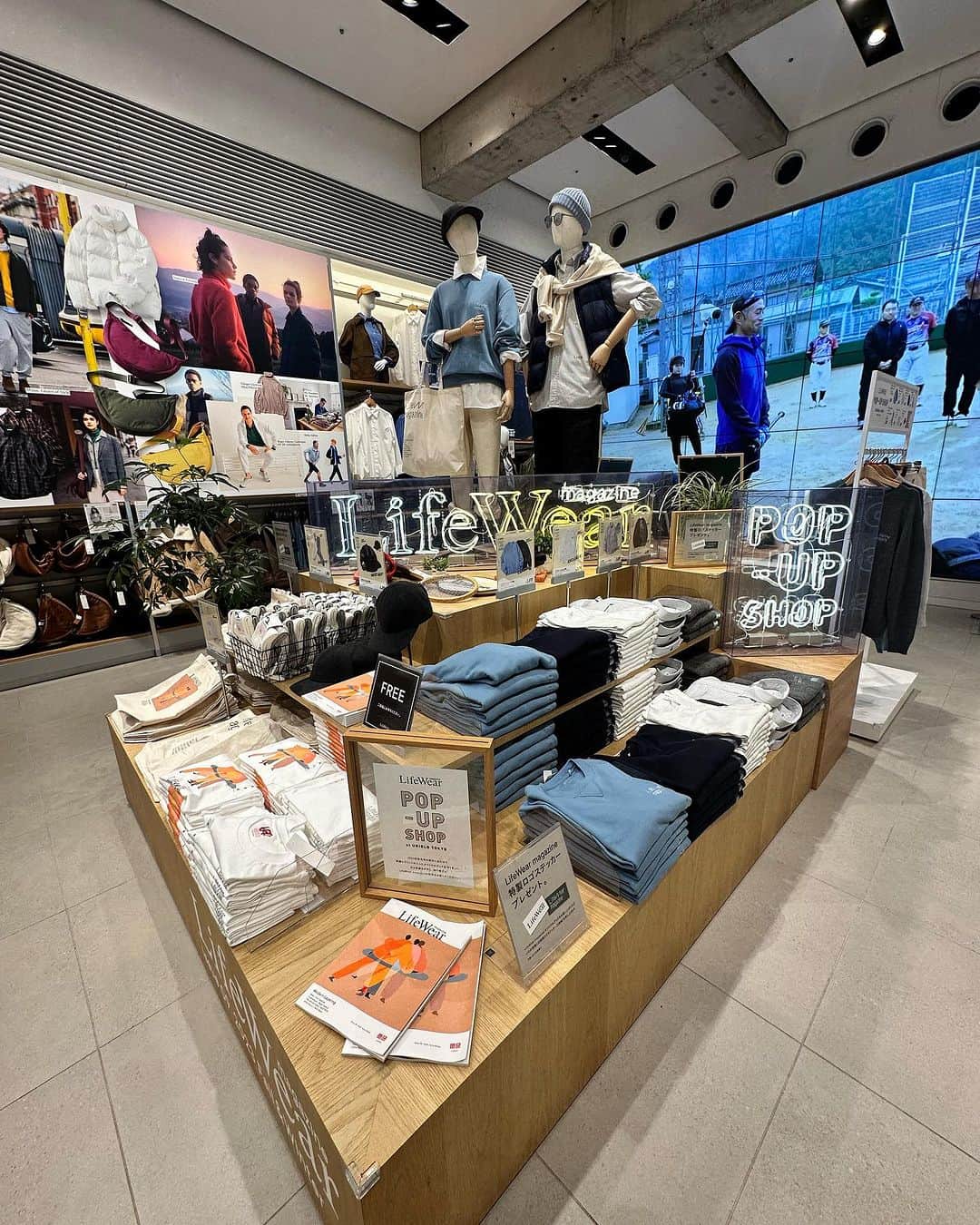 片山陽加さんのインスタグラム写真 - (片山陽加Instagram)「✾  『LifeWear Exhibition 2023 FALL＆WINTER 』  ユニクロ2023秋冬のテーマが  「Modern Layering」 ということで、  現在、銀座UNIQLO TOKYO 特設コーナー「LifeWear Square」で "エッセンシャルな現代のワードローブのムード" + 秋冬らしい "レイヤリングの幅から生まれる新しさ" を実際にボディのコーディネートで表現！！  柄シャツに柄ものを合わせてたり 襟付きロンTと襟付きシャせたりと たくさんの商品が展開されているからこそ レイヤリングのコーデがたくさん見れて ファッションのアイディアをもらえました✨  重ね着って憧れるけど上級者感😳 と思ってなかなかチャレンジできなかったけど、 お手頃価格で買えるユニクロだからこそ 新たなジャンルにも手が出しやすいし、 今年は新たなレイヤリングにチャレンジしてみよっ♪  新作もズラリと並んでたんだけどさぁ 秋冬物の服がめちゃくちゃ好きな私。 本当に品数多くて欲しい物ありすぎた🥺 アウターも軽くて機能的なの多いから きっとヘビロテ確定。  店舗の外では、 期間限定でクレープ屋さんが！！ UNIQLO CREPEではお芋のクレープを🍠 美味しかった♡ お近く通ったら是非✨  #uniqlo2023FW#UNIQLO#ユニクロ#uniqlotokyo#秋冬#秋冬コーデ」8月23日 21時10分 - haachandyoo