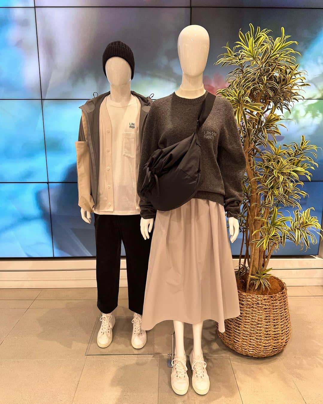 片山陽加さんのインスタグラム写真 - (片山陽加Instagram)「✾  『LifeWear Exhibition 2023 FALL＆WINTER 』  ユニクロ2023秋冬のテーマが  「Modern Layering」 ということで、  現在、銀座UNIQLO TOKYO 特設コーナー「LifeWear Square」で "エッセンシャルな現代のワードローブのムード" + 秋冬らしい "レイヤリングの幅から生まれる新しさ" を実際にボディのコーディネートで表現！！  柄シャツに柄ものを合わせてたり 襟付きロンTと襟付きシャせたりと たくさんの商品が展開されているからこそ レイヤリングのコーデがたくさん見れて ファッションのアイディアをもらえました✨  重ね着って憧れるけど上級者感😳 と思ってなかなかチャレンジできなかったけど、 お手頃価格で買えるユニクロだからこそ 新たなジャンルにも手が出しやすいし、 今年は新たなレイヤリングにチャレンジしてみよっ♪  新作もズラリと並んでたんだけどさぁ 秋冬物の服がめちゃくちゃ好きな私。 本当に品数多くて欲しい物ありすぎた🥺 アウターも軽くて機能的なの多いから きっとヘビロテ確定。  店舗の外では、 期間限定でクレープ屋さんが！！ UNIQLO CREPEではお芋のクレープを🍠 美味しかった♡ お近く通ったら是非✨  #uniqlo2023FW#UNIQLO#ユニクロ#uniqlotokyo#秋冬#秋冬コーデ」8月23日 21時10分 - haachandyoo