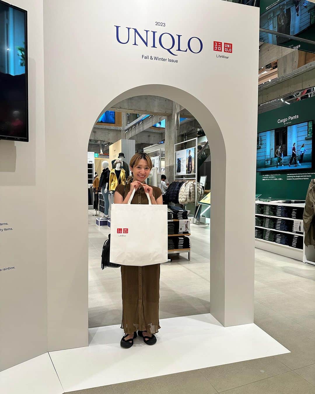片山陽加さんのインスタグラム写真 - (片山陽加Instagram)「✾  『LifeWear Exhibition 2023 FALL＆WINTER 』  ユニクロ2023秋冬のテーマが  「Modern Layering」 ということで、  現在、銀座UNIQLO TOKYO 特設コーナー「LifeWear Square」で "エッセンシャルな現代のワードローブのムード" + 秋冬らしい "レイヤリングの幅から生まれる新しさ" を実際にボディのコーディネートで表現！！  柄シャツに柄ものを合わせてたり 襟付きロンTと襟付きシャせたりと たくさんの商品が展開されているからこそ レイヤリングのコーデがたくさん見れて ファッションのアイディアをもらえました✨  重ね着って憧れるけど上級者感😳 と思ってなかなかチャレンジできなかったけど、 お手頃価格で買えるユニクロだからこそ 新たなジャンルにも手が出しやすいし、 今年は新たなレイヤリングにチャレンジしてみよっ♪  新作もズラリと並んでたんだけどさぁ 秋冬物の服がめちゃくちゃ好きな私。 本当に品数多くて欲しい物ありすぎた🥺 アウターも軽くて機能的なの多いから きっとヘビロテ確定。  店舗の外では、 期間限定でクレープ屋さんが！！ UNIQLO CREPEではお芋のクレープを🍠 美味しかった♡ お近く通ったら是非✨  #uniqlo2023FW#UNIQLO#ユニクロ#uniqlotokyo#秋冬#秋冬コーデ」8月23日 21時10分 - haachandyoo