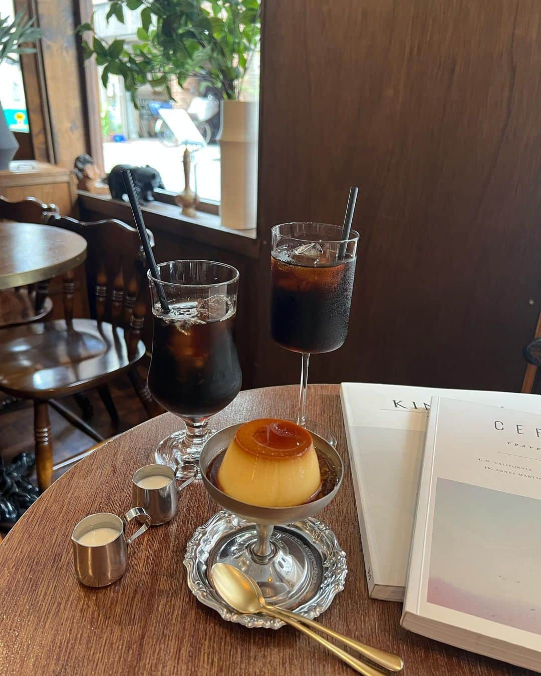 Isakoさんのインスタグラム写真 - (IsakoInstagram)「cafe from after🤎☕️ 　 可愛すぎるカフェfrom after。 お気に入りのミニワンピを着て 色だけ秋を先取りブラウンコーデ🍂  dress @eimyistoire_official 🤎 bag @louisvuitton  shoes nobland    着々と、秋のお洋服や小物を集めているこの頃。 少しづつ取り入れて秋気分を楽しみます🤎 　 　 　 　 #eimyistoire#エイミーイストワール#蔵前カフェ#浅草カフェ#田原町カフェ#秋コーデ#秋物コーデ#ブラウンコーデ#ベージュコーデ#喫茶店#東京カフェ#東京カフェ巡り#カチューシャ#カチューシャアレンジ」8月23日 21時04分 - ichaaako