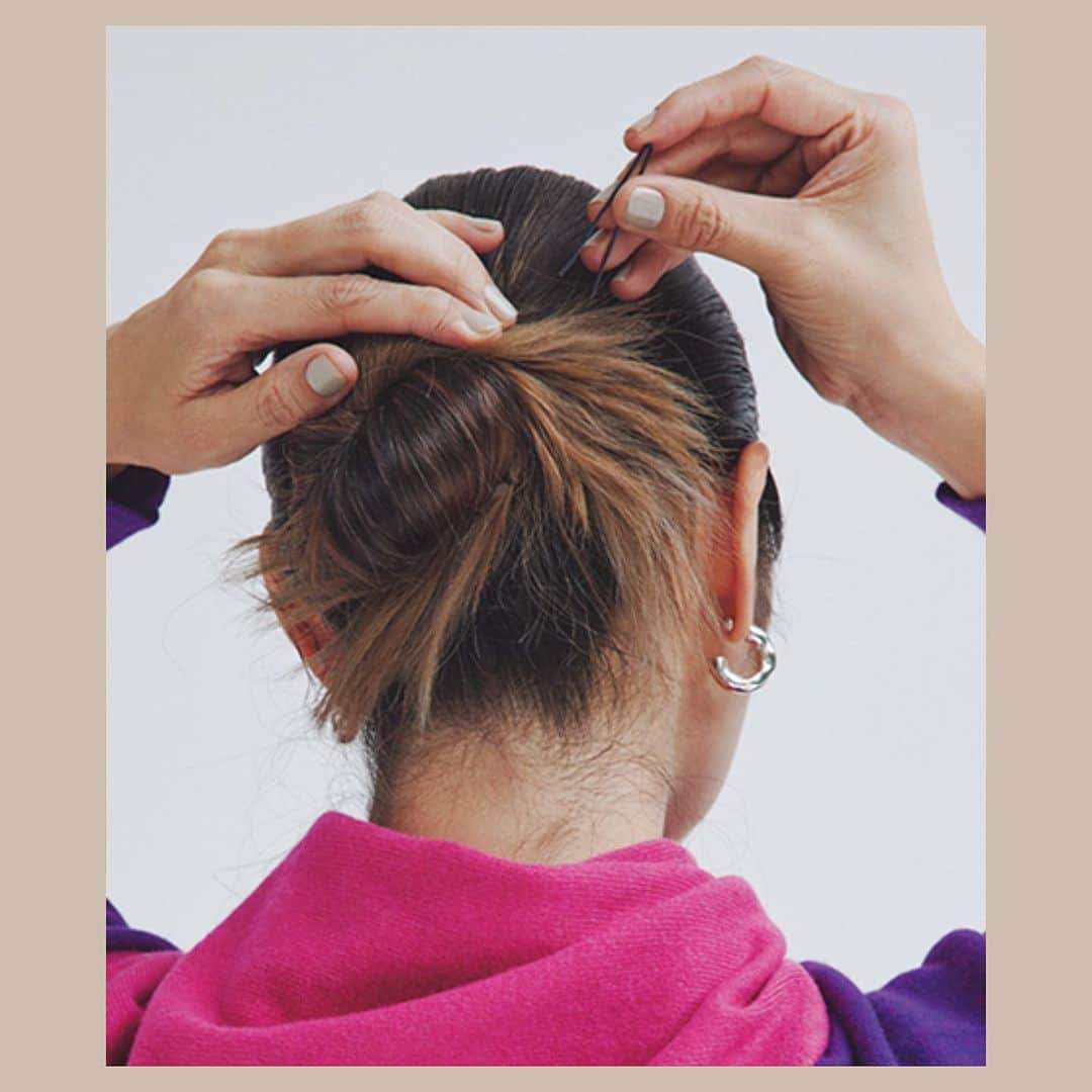otona MUSEさんのインスタグラム写真 - (otona MUSEInstagram)「不器用でもできる！ 大人のヘアアレンジ術👩  ぴたっとしたタイトなおだんごヘア。つい後れ毛を出しそうになるけど、潔くタイトに、がポイントです◎  詳細は誌面でチェックして✔︎  #ヘア #ヘアアレンジ #Y2K #otonamuse #オトナミューズ」8月23日 21時04分 - otonamuse
