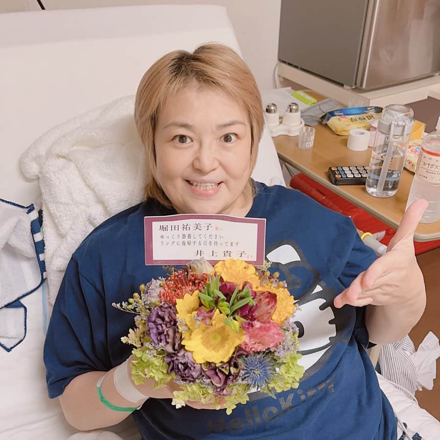 堀田祐美子のインスタグラム：「たかちゃ〜ん！  ありがとう。  全日本女子プロレス時代、苦楽を共にした気の合う大好きな後輩の一人！！  井上貴子！！  私が勝手に気が合っていた？合っている？と思っているが…  全女時代はタッグのベルトを巻いたり、タッグ賞をいただいたり、楽しいタッグチームでした。  あっ！  こないだスターダムのリングに上がった井上貴子を配信で観たけど、カッコよかった！！  膝を治したら井上貴子とタッグが組みたい！！  @takaco_inoue   @yumiko_hotta  @t_hearts2020  #堀田祐美子 #yumikohotta  #prowrestling  #プロレス #womansprowrestling  #女子プロレス  #hearts82 #thearts  #井上貴子」