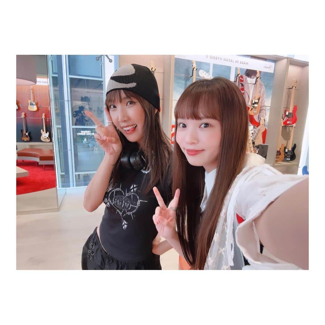 MINAさんのインスタグラム写真 - (MINAInstagram)「. MEMIさん🥺🥺 It's a pleasure to meet you😭💞 I met you by chance!! I'm glad that you spoke so kindly to me🥹 I was so happy😢🫶🫶 감사합니다❤️❤️」8月23日 21時08分 - mina_gf_band