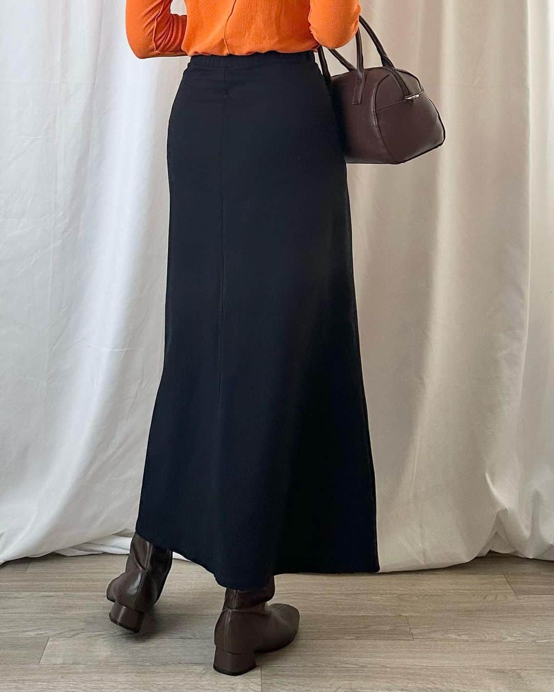 かほこ。さんのインスタグラム写真 - (かほこ。Instagram)「ㅤㅤㅤㅤㅤㅤㅤㅤㅤㅤㅤㅤㅤ ㅤㅤㅤㅤㅤㅤㅤㅤㅤㅤㅤㅤㅤ  @uniqlo_jp 様の新商品の紹介です❣️ わたしが履いているのはナローフレアマキシスカートのBLACKで、162cmでMサイズを着用してます✨  しっかり丈があって、ストレッチもきいてて履きやすい〜♡素材感はカジュアルだけどフレアすぎないし腰回りはタイトなのできれいめにも使える🫶🏻  ウエストは紐で調節できるので、もう少しずるっと着たいなという方はワンサイズあげても◎わたしくらいの身長だと、ジャストで着るならM、長めに着るならLがいいかも🙆🏻‍♀️✨ 簡易的な骨格診断をしてみたらストレートだったので、わたしは腰回りがジャストなMサイズにして、全体的にすっきりまとめました☺️  ユニクロさんではライブステーションもやっていて、身長別で同じアイテムを着ていたり、コメントしたらその場ですぐ答えてくれたり着て合わせてくれたりするからとっても参考になってオススメです🥺💫  ぜひチェックしてみてください💕  #PR #ユニクロ #ユニクロコーデ #ユニクロ購入品 #uniqlo #ユニクロライブステーション #uniqlolivestation #骨格ストレート #骨格ストレートコーデ #kaho_fasion」8月23日 21時18分 - xxokohakxx