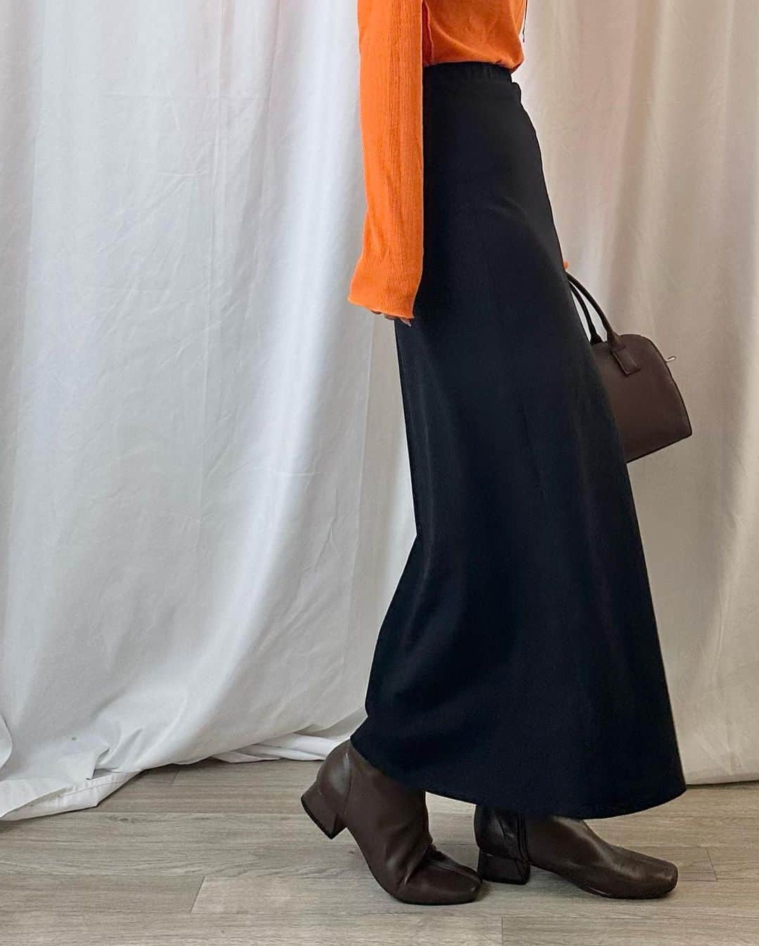 かほこ。さんのインスタグラム写真 - (かほこ。Instagram)「ㅤㅤㅤㅤㅤㅤㅤㅤㅤㅤㅤㅤㅤ ㅤㅤㅤㅤㅤㅤㅤㅤㅤㅤㅤㅤㅤ  @uniqlo_jp 様の新商品の紹介です❣️ わたしが履いているのはナローフレアマキシスカートのBLACKで、162cmでMサイズを着用してます✨  しっかり丈があって、ストレッチもきいてて履きやすい〜♡素材感はカジュアルだけどフレアすぎないし腰回りはタイトなのできれいめにも使える🫶🏻  ウエストは紐で調節できるので、もう少しずるっと着たいなという方はワンサイズあげても◎わたしくらいの身長だと、ジャストで着るならM、長めに着るならLがいいかも🙆🏻‍♀️✨ 簡易的な骨格診断をしてみたらストレートだったので、わたしは腰回りがジャストなMサイズにして、全体的にすっきりまとめました☺️  ユニクロさんではライブステーションもやっていて、身長別で同じアイテムを着ていたり、コメントしたらその場ですぐ答えてくれたり着て合わせてくれたりするからとっても参考になってオススメです🥺💫  ぜひチェックしてみてください💕  #PR #ユニクロ #ユニクロコーデ #ユニクロ購入品 #uniqlo #ユニクロライブステーション #uniqlolivestation #骨格ストレート #骨格ストレートコーデ #kaho_fasion」8月23日 21時18分 - xxokohakxx