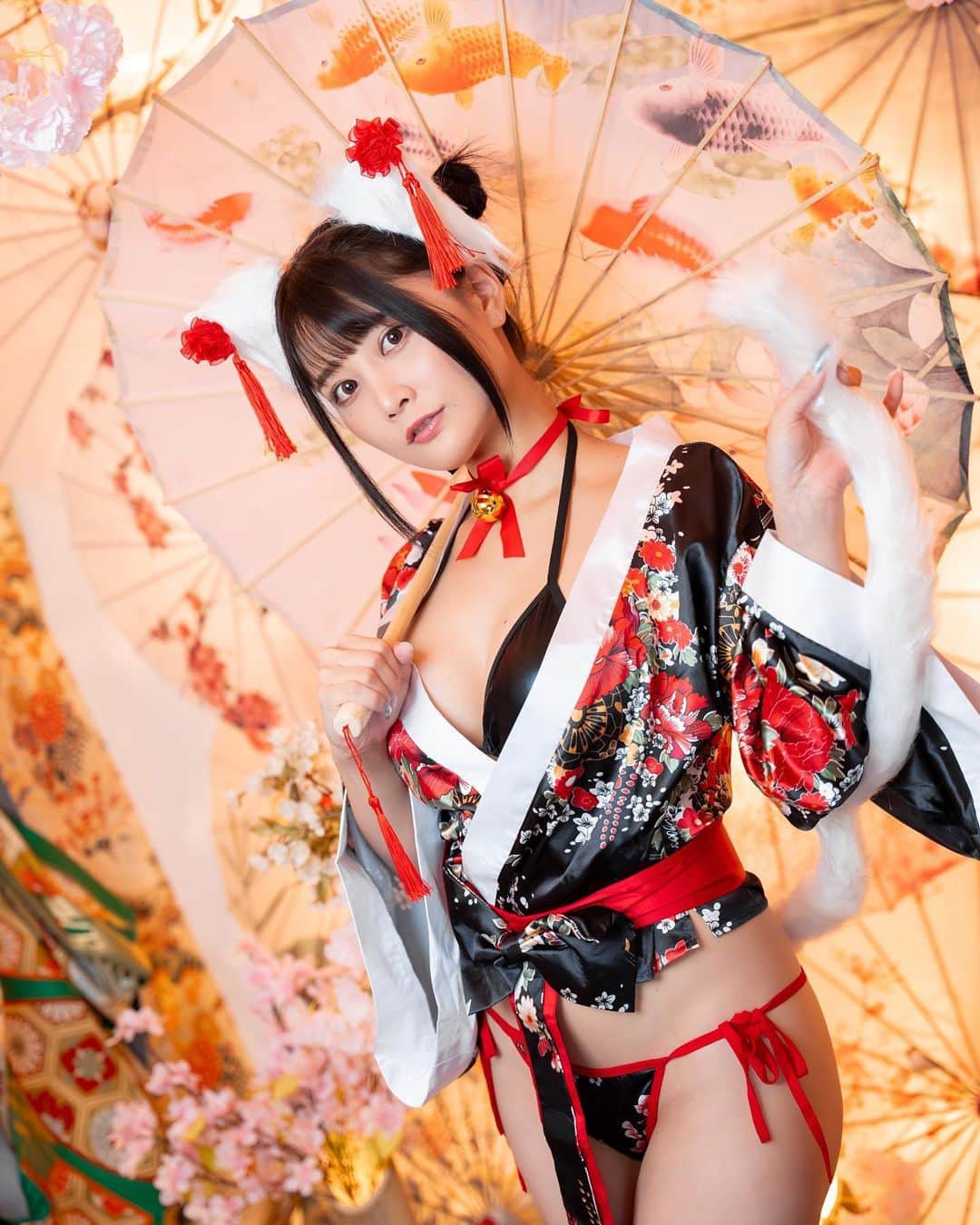 赤羽もものインスタグラム：「花魁ねこ   #コスプレ  #cosplay  #花魁  #ねこ  #和傘」