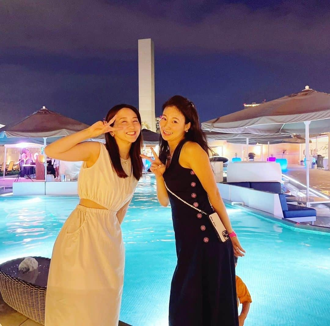 島津久美子のインスタグラム：「夏の思い出更新中☀️‼︎‼︎‼︎ ナイトプールサイドでBBQができるとか、子育ても落ち着いてきた証拠かな？！🤣🫶 大好きな夏を楽しんでいる自分がいて嬉しい😆 変わらず遊んでくれる友に感謝💕thanx @ayae.ha ❤️  それにしても👗洋服がオセロになる確率高い私たち🤣💕 #ナイトプール #バーベキュー #夏の思い出 #夏が好き #キラナリゾート豊洲 #アナウンサー #女子アナ #島津久美子 #袴田彩会 #ilovesummer #bbq #newscasters #katespsde #katespadenewyork #miumiu #summertimelove #bestfriend」